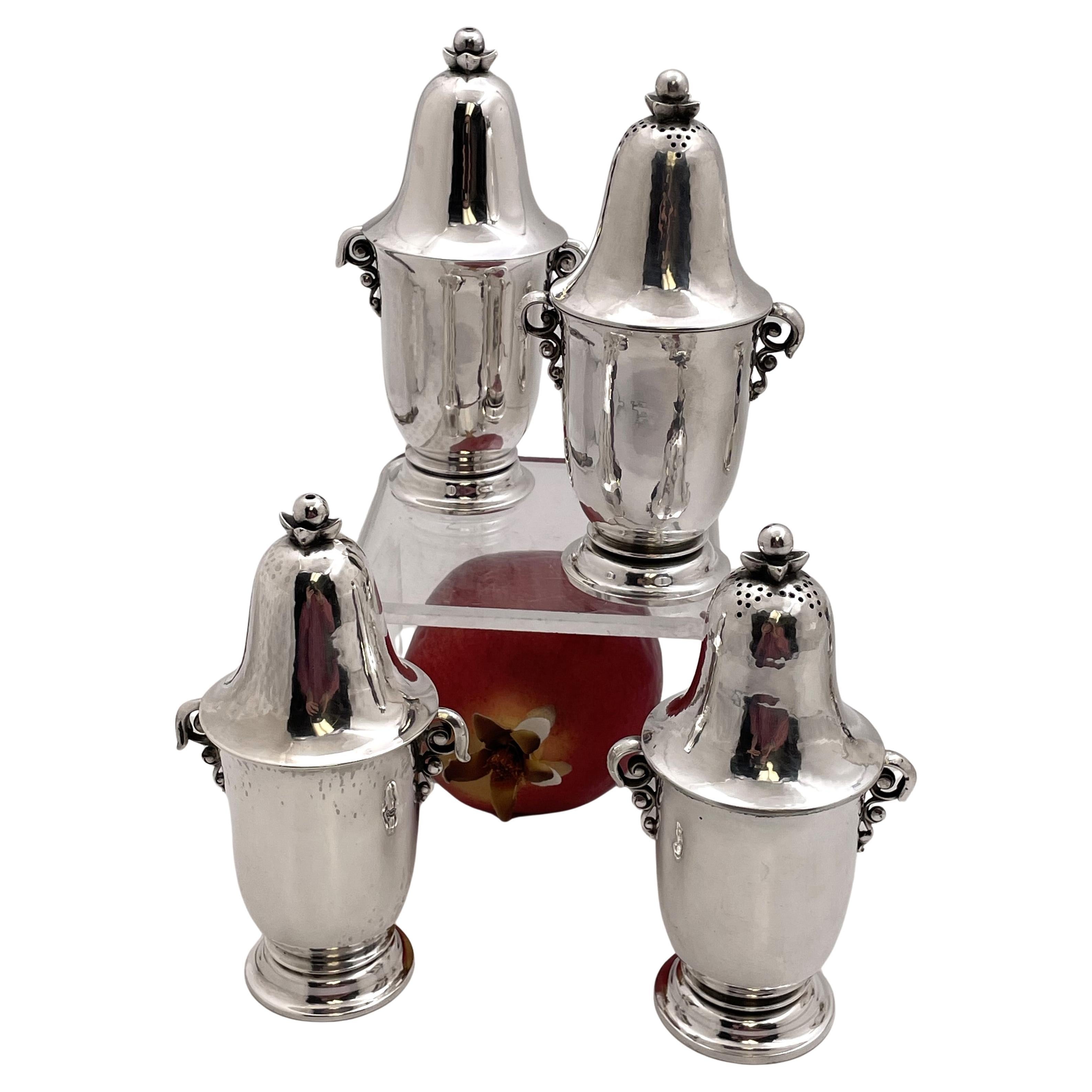 Juego de 2 pares de saleros y pimenteros Georg Jensen de plata de ley Uva 363 en venta