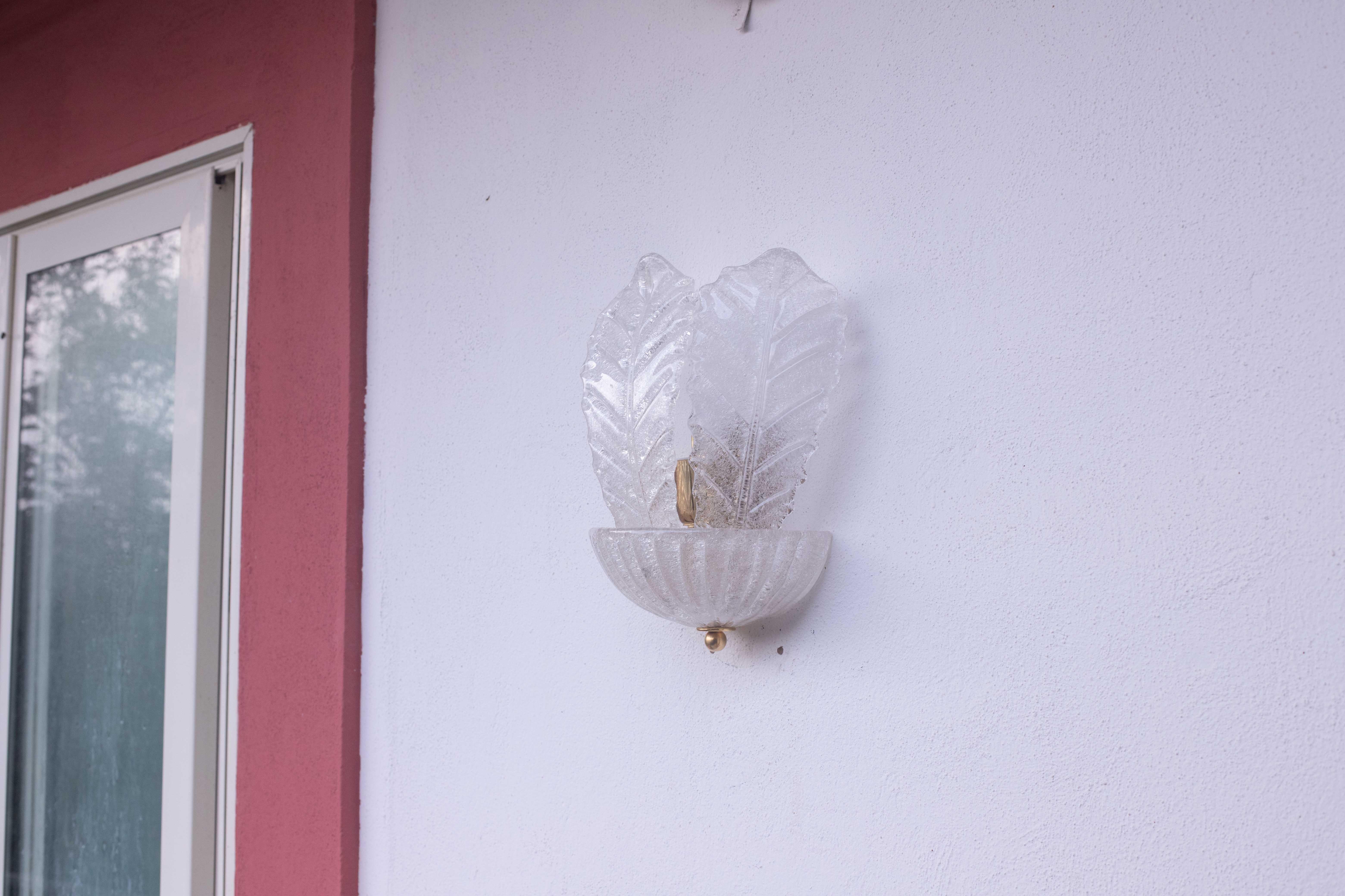 Splendido set di 2 lampade da parete in vetro di Murano.

Ogni lampada è composta da 3 foglie in vetro trasparente.

Presa a due luci, possibilità di cablaggio per gli Stati Uniti.

Misure: altezza 35 centimetri, larghezza 27 centimetri, profondità