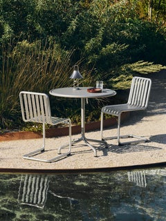 Conjunto de 2 sillas cantilever Palissade y 1 mesa Deville, para HAY