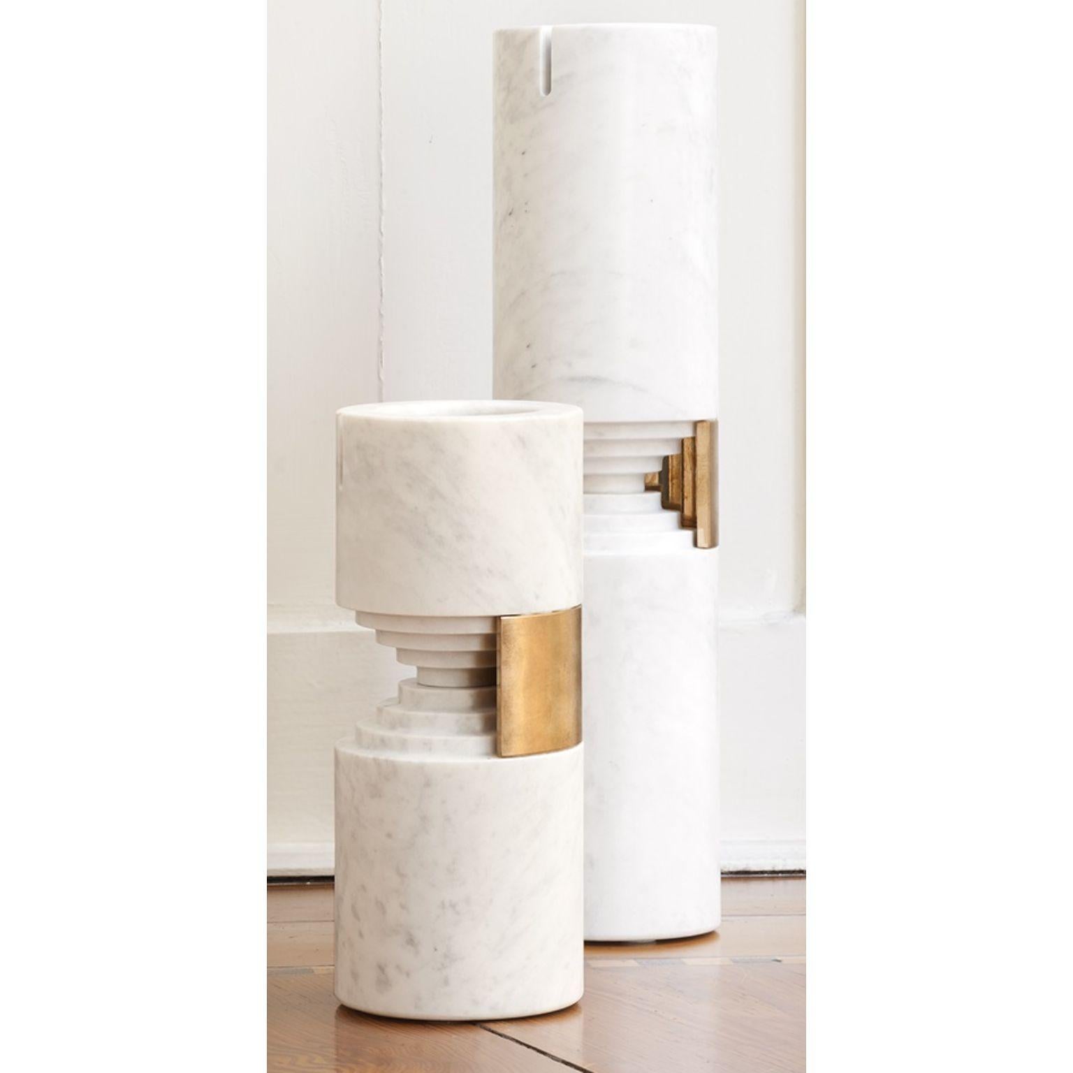 Set di 2 vasi Palissandro Classic Trieste di Andrea Bonini
Edizione limitata
Dimensioni: 
Vaso grande: Ø 10 x H. 40 cm.
Vaso piccolo: Ø 10 x H. 24 cm.
Materiali: Palissandro classico e ottone naturale. 

Prodotto in Italia. Serie limitata, pezzi