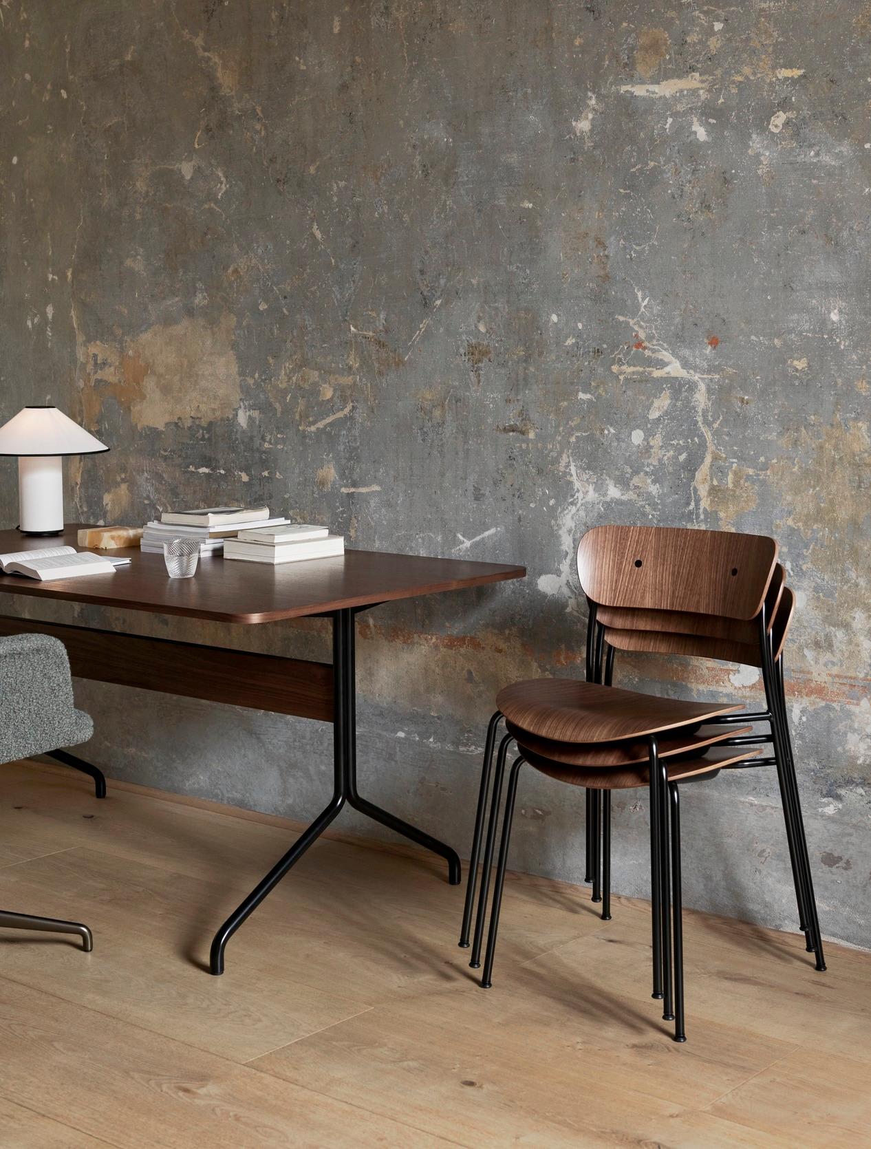 Letton Paire de chaises empilables Pavilion AV1, acier noir/noyer- by Anderssen & Voll en vente