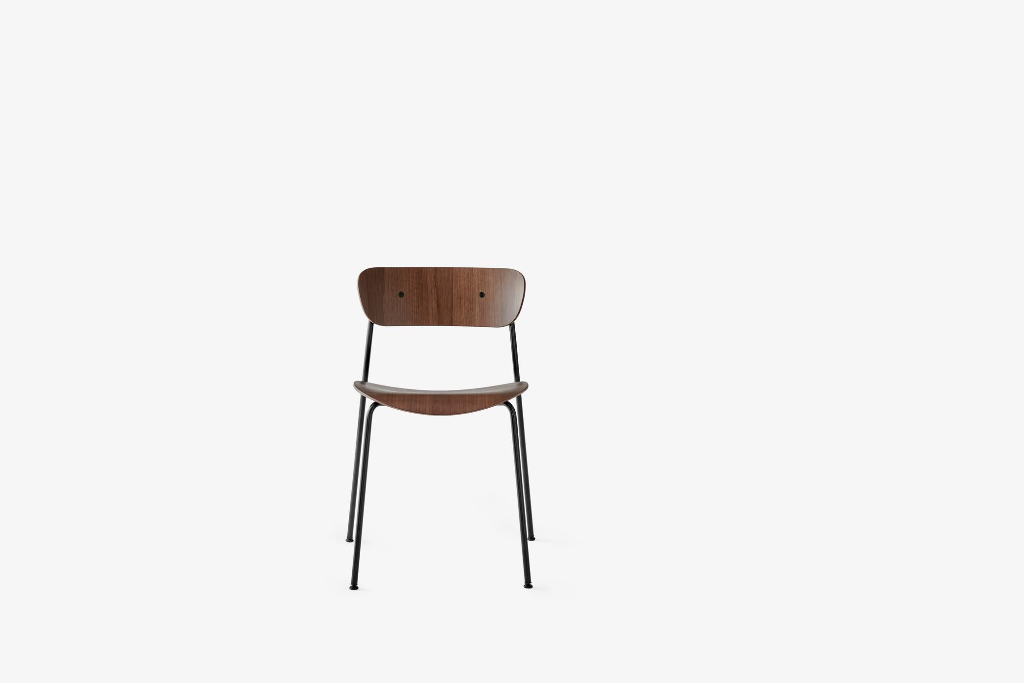 Placage Paire de chaises empilables Pavilion AV1, acier noir/noyer- by Anderssen & Voll en vente