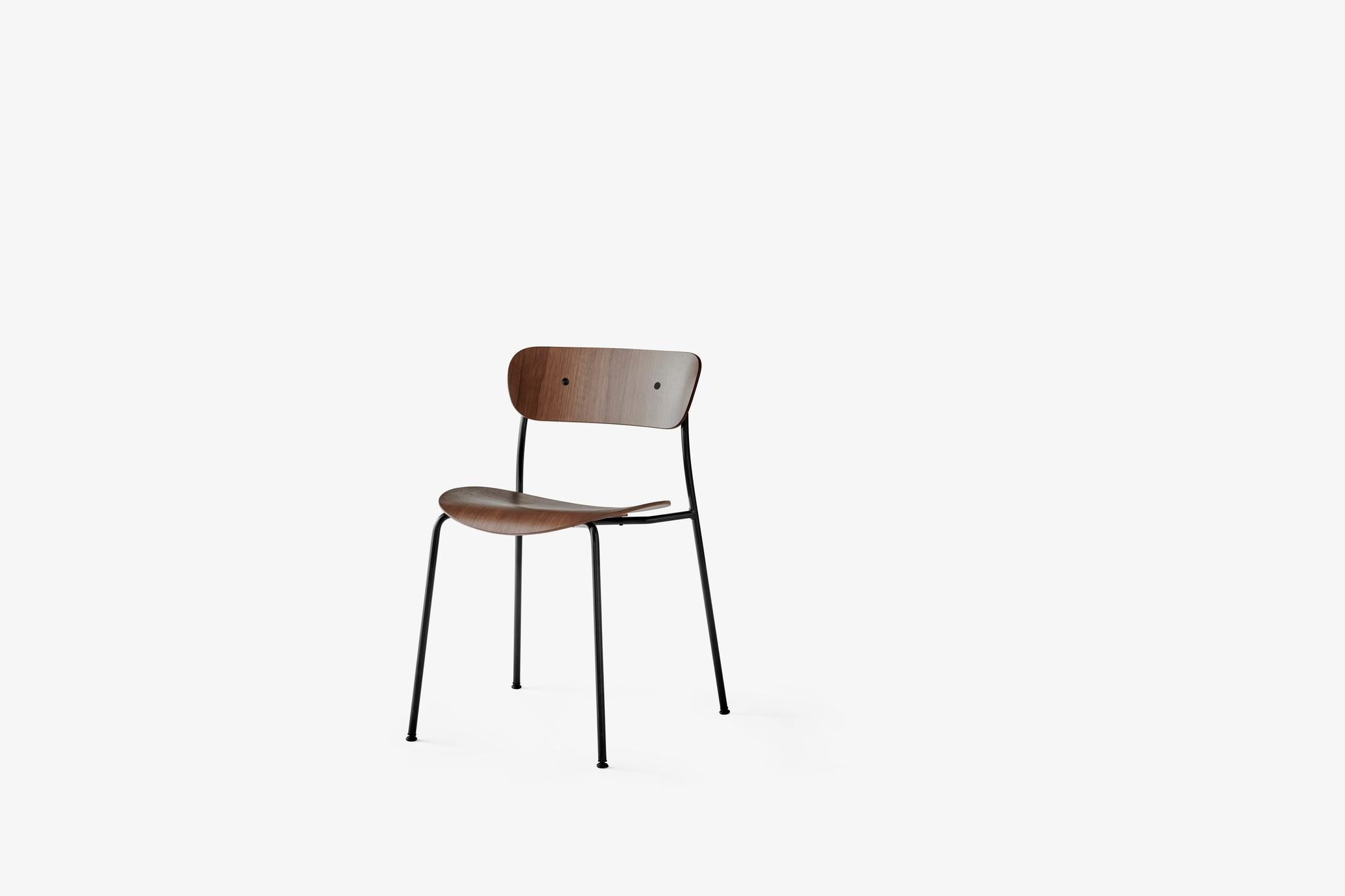 Paire de chaises empilables Pavilion AV1, acier noir/noyer- by Anderssen & Voll Neuf - En vente à Dubai, AE