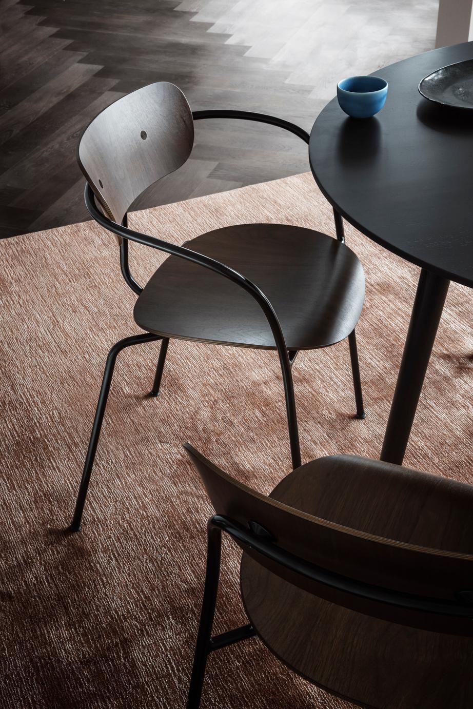 Letton Paire de chaises empilables Pavilion AV2, acier noir/noyer- by Anderssen & Voll en vente