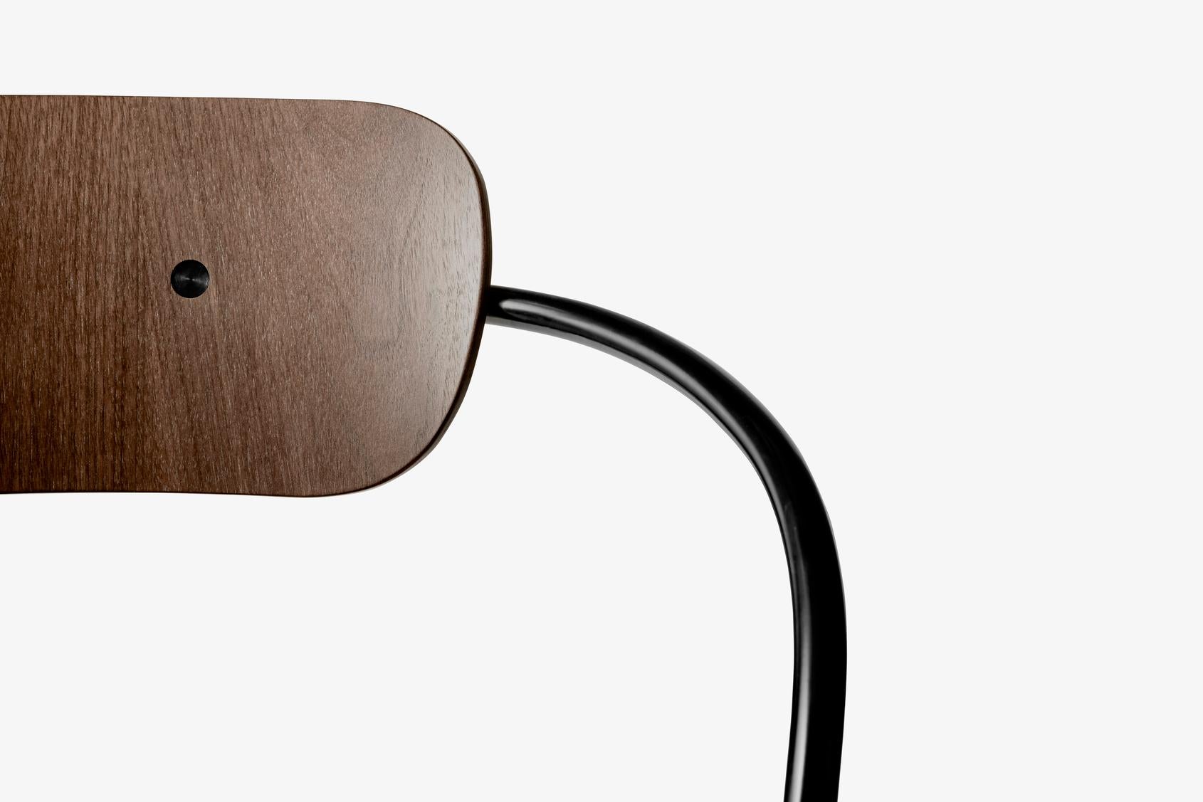 XXIe siècle et contemporain Paire de chaises empilables Pavilion AV2, acier noir/noyer- by Anderssen & Voll en vente