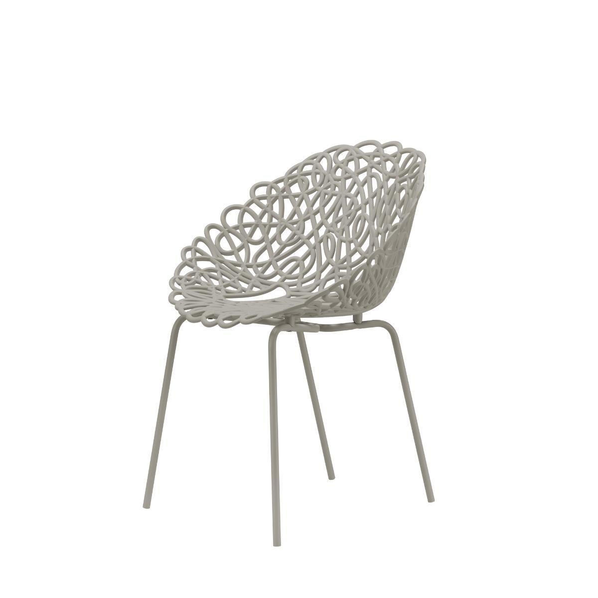 Collaborates with Brazilian designers Estudio Campana on the creation of a chair. The “Bacana” chair is the first Campana’s project industrially developed using 100% recyclable polypropylene, known for its durability and resistance. Its twisted