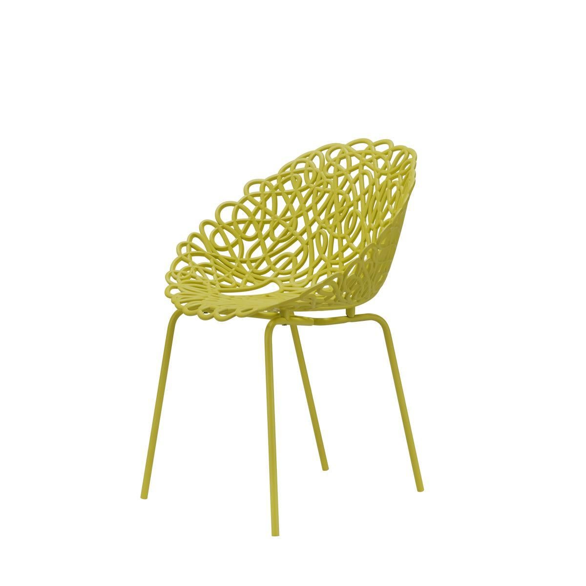 Collaborates with Brazilian designers Estudio Campana on the creation of a chair. The “Bacana” chair is the first Campana’s project industrially developed using 100% recyclable polypropylene, known for its durability and resistance. Its twisted