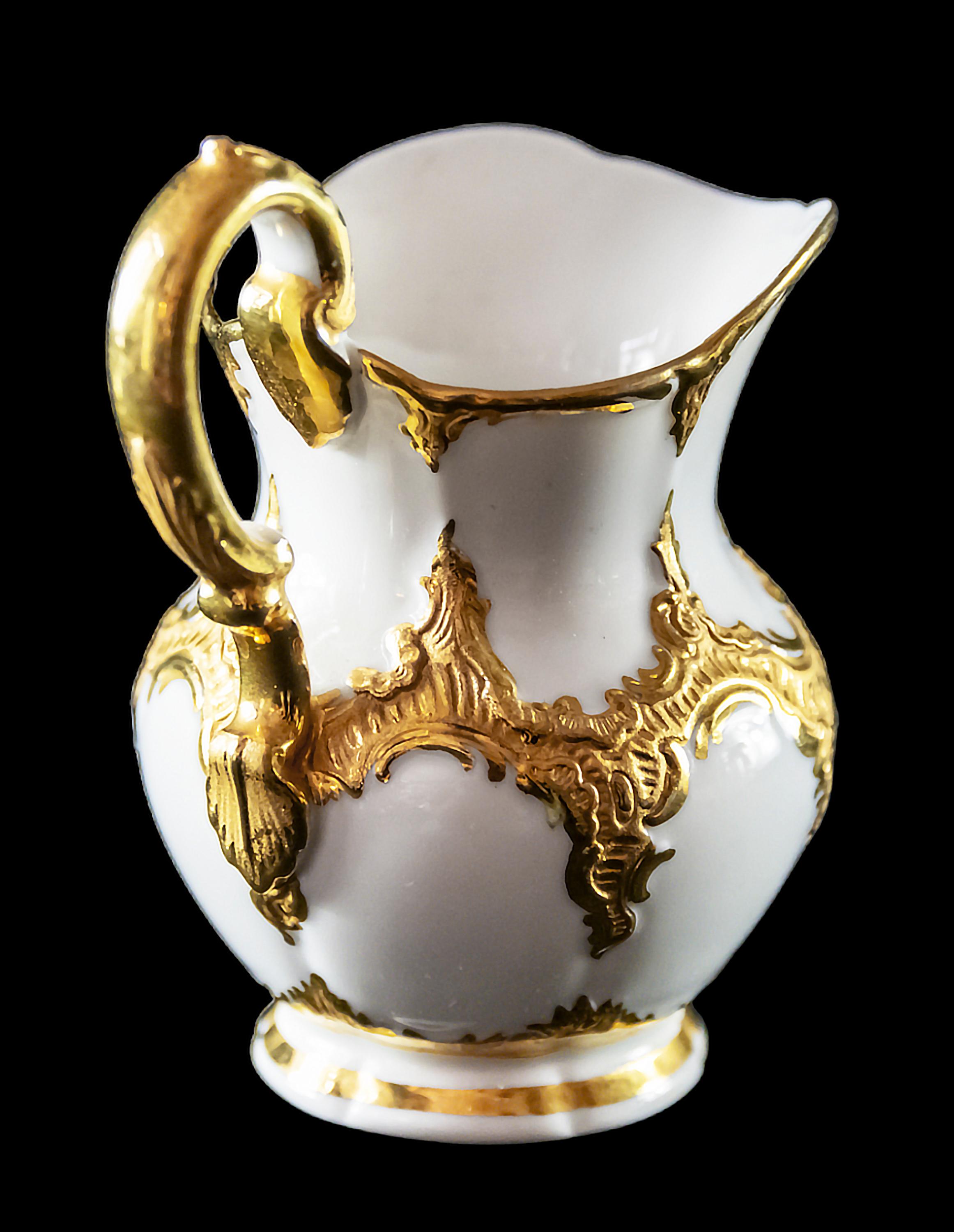 Satz mit 2 Stück. Deutsches Meissen Porcelain Creme und  Milchkannen / Krüge (Gold) im Angebot