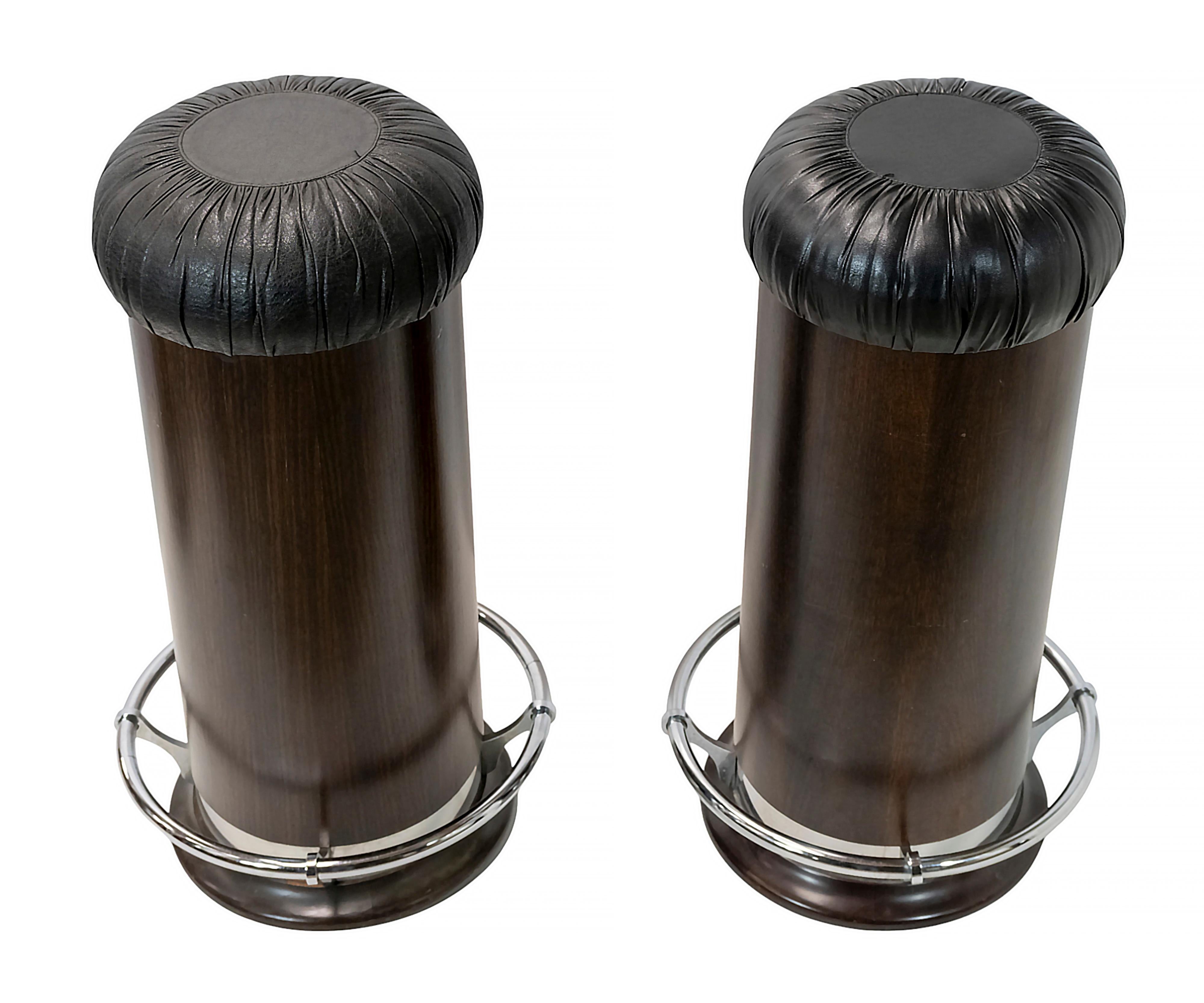 Pareja de taburetes de bar Luciano Frigerio, italianos de mediados de siglo, de la década de 1970.
Cada taburete está fabricado con chapa de palisandro pulida, base de madera pintada, reposapiés de metal cromado y tapicería de cuero natural