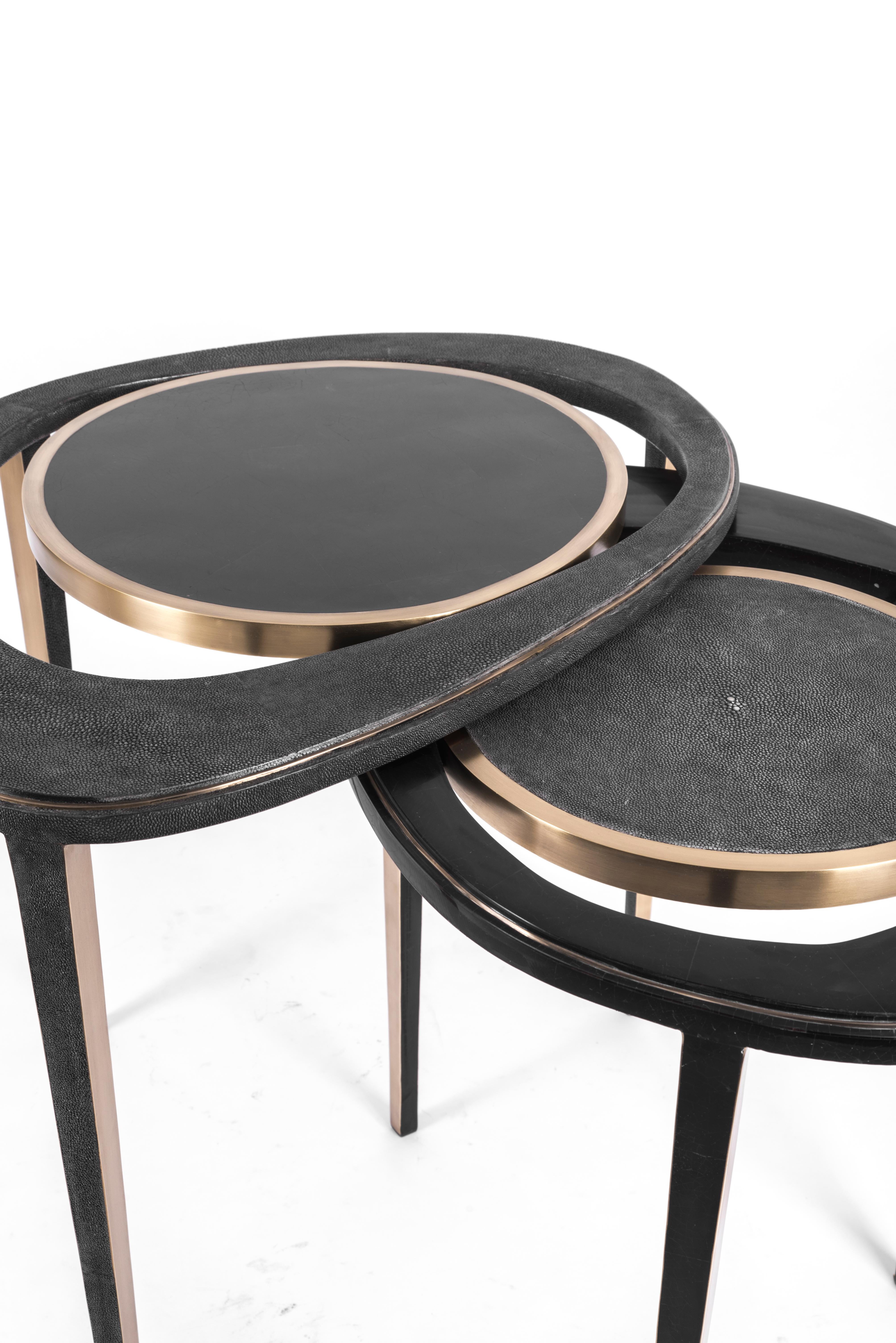 Le set de 2 tables d'appoint gigognes en forme de paon est une pièce emblématique de R&Y Augousti et l'une de ses premières créations. La pièce est minimaliste et sculpturale, et s'inspire bien sûr de la forme des plumes de paon exotiques. La pièce