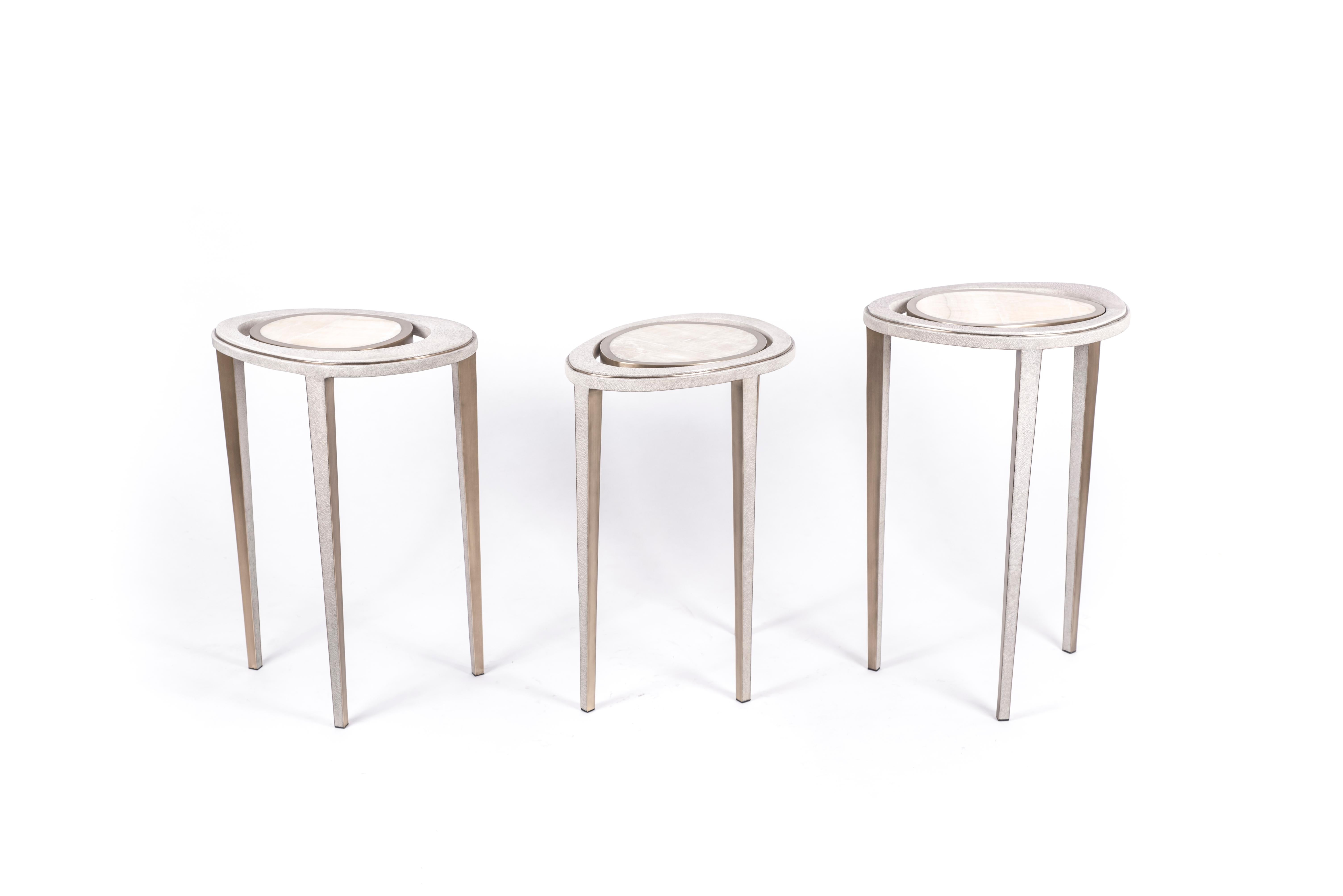 Ensemble de 2 tables gigognes paon en galuchat œil de tigre et laiton de R&Y Augousti en vente 8
