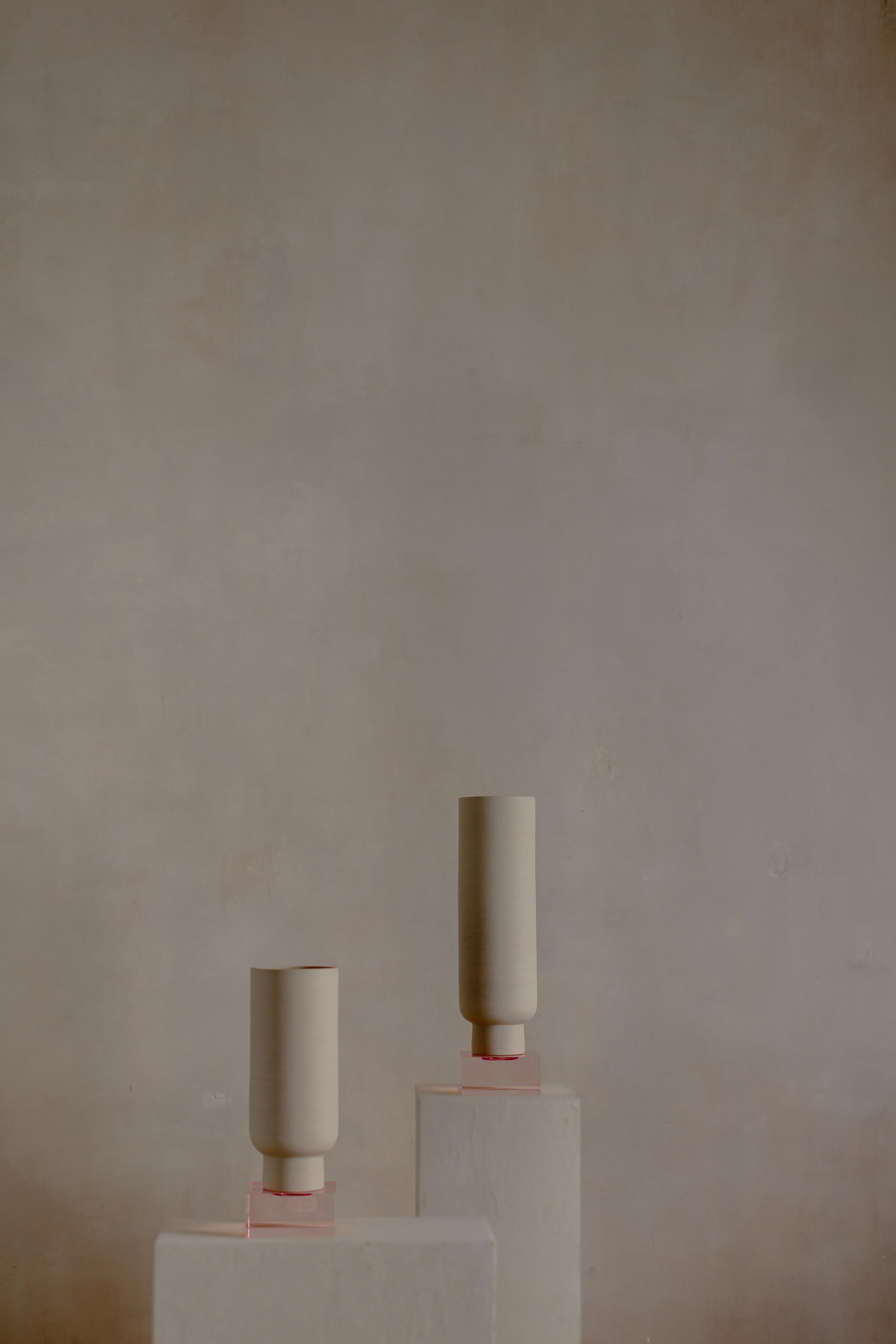 Ensemble de 2 récipients roses Peana Modèle 3 par Eter Design
Pièces uniques.
Dimensions : Peana Model 3 Large : Ø 15,2 x H 56 cm.
Peana Modèle 3 Petit : Ø 15,2 x H 43,3 cm.
Matériaux : Argile.

Durable - Respectueux de l'environnement. Fait à