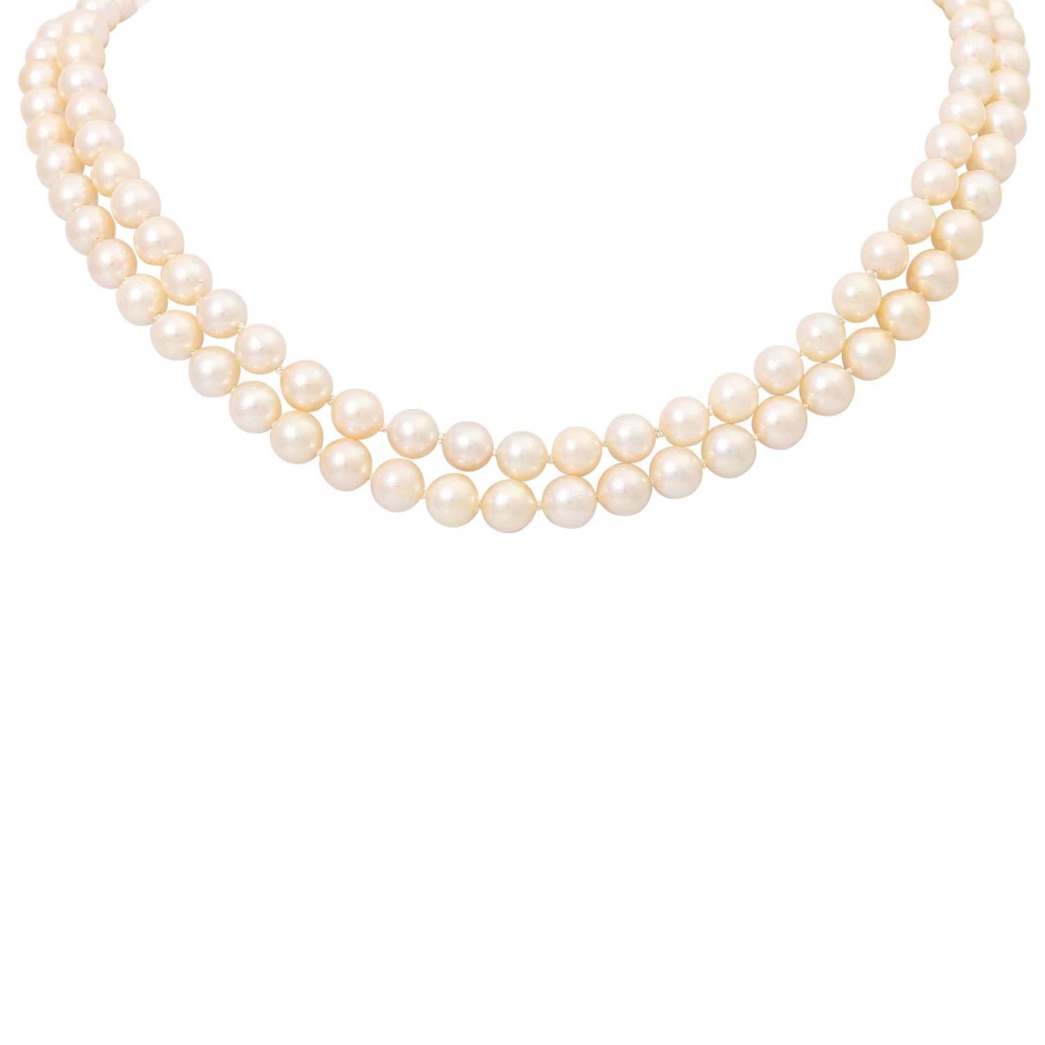 made of WG+GG 18K (24.1 g), partly set with brilliant-cut diamonds totaling approx. 0.16 ct, good color and clarity, Akoya cultured pearls approx. 6.5 mm with a good luster, chain lengths approx. 40 cm each , additional some replacement beads, 2nd