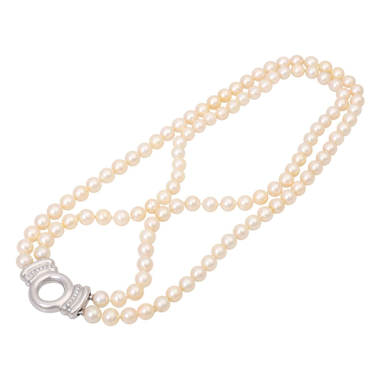 Modern Set of 2 pearl necklaces with 3 interchangeable clasps For Sale