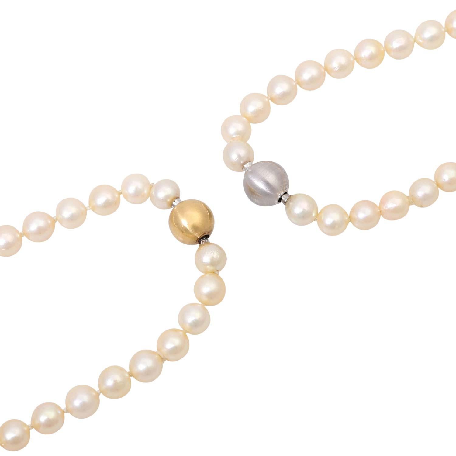 Uncut Set of 2 pearl necklaces with 3 interchangeable clasps For Sale