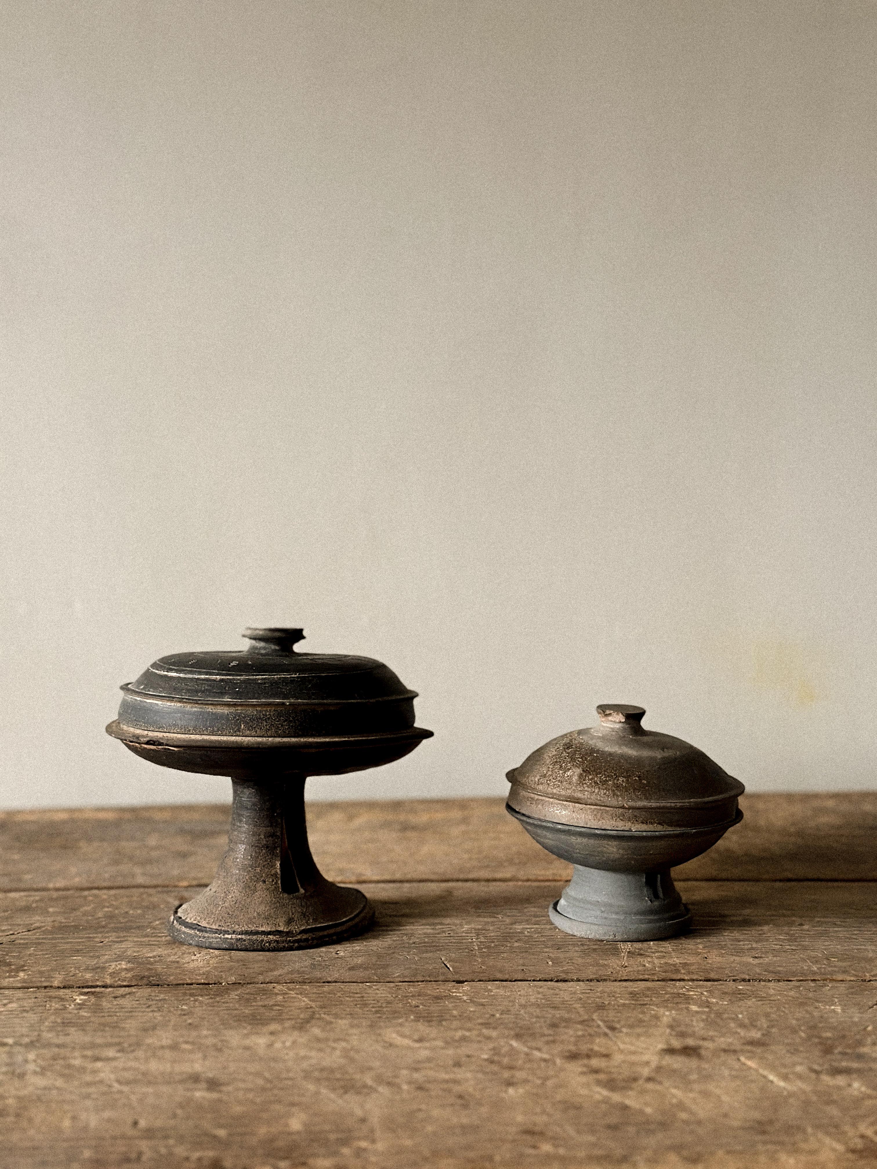 Pots à piédestal
Corée, période Silla (57 BCE - 935 CE).
Ensemble de 2 pièces

Formes variées. Jarres de type 