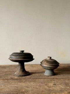 Ensemble de 2 jarres à piédestal, Corée, période Silla (57 BCE - 935 CE)