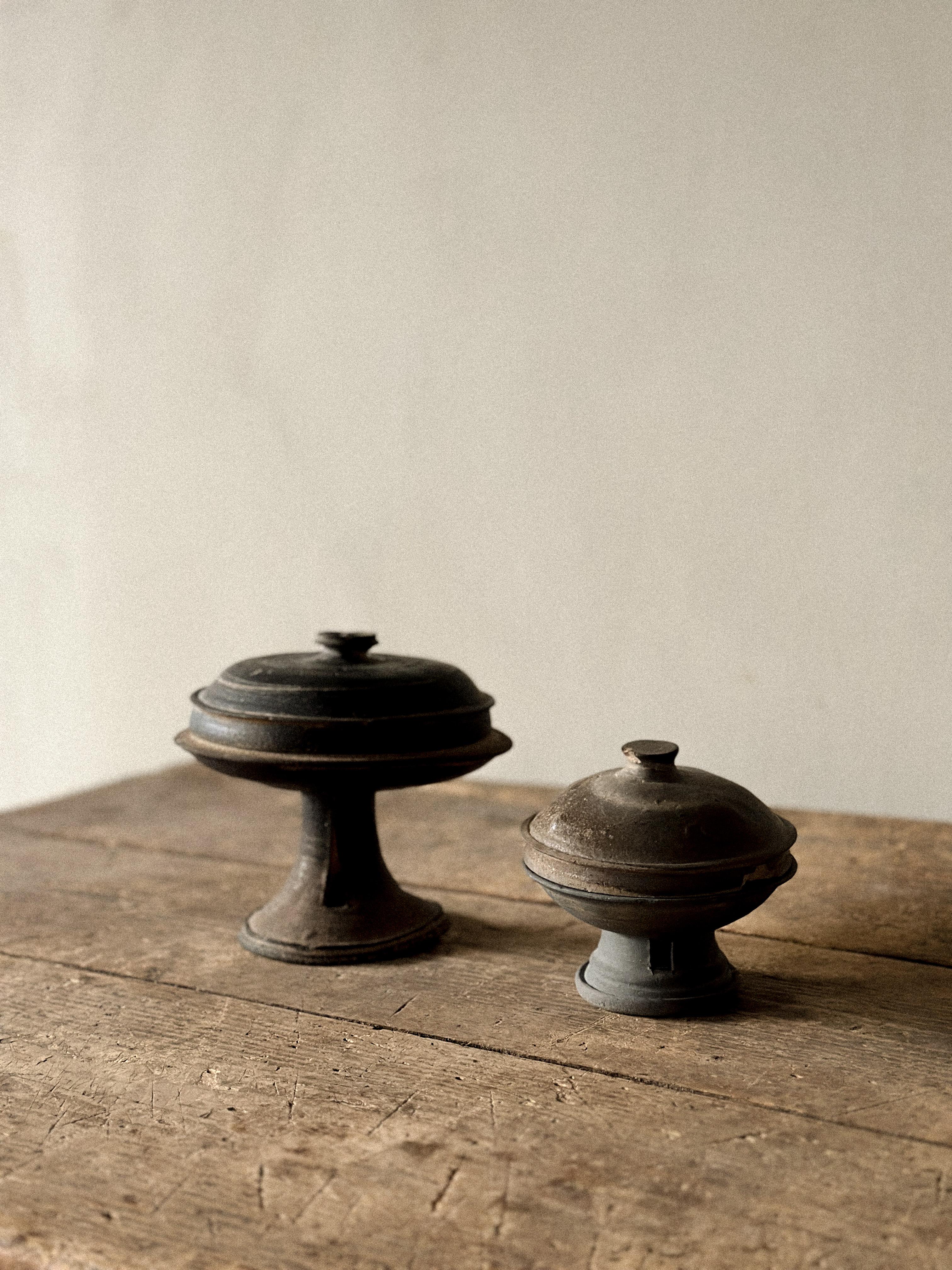 Coréen Ensemble de 2 jarres à piédestal, Corée, période Silla (57 BCE - 935 CE) en vente