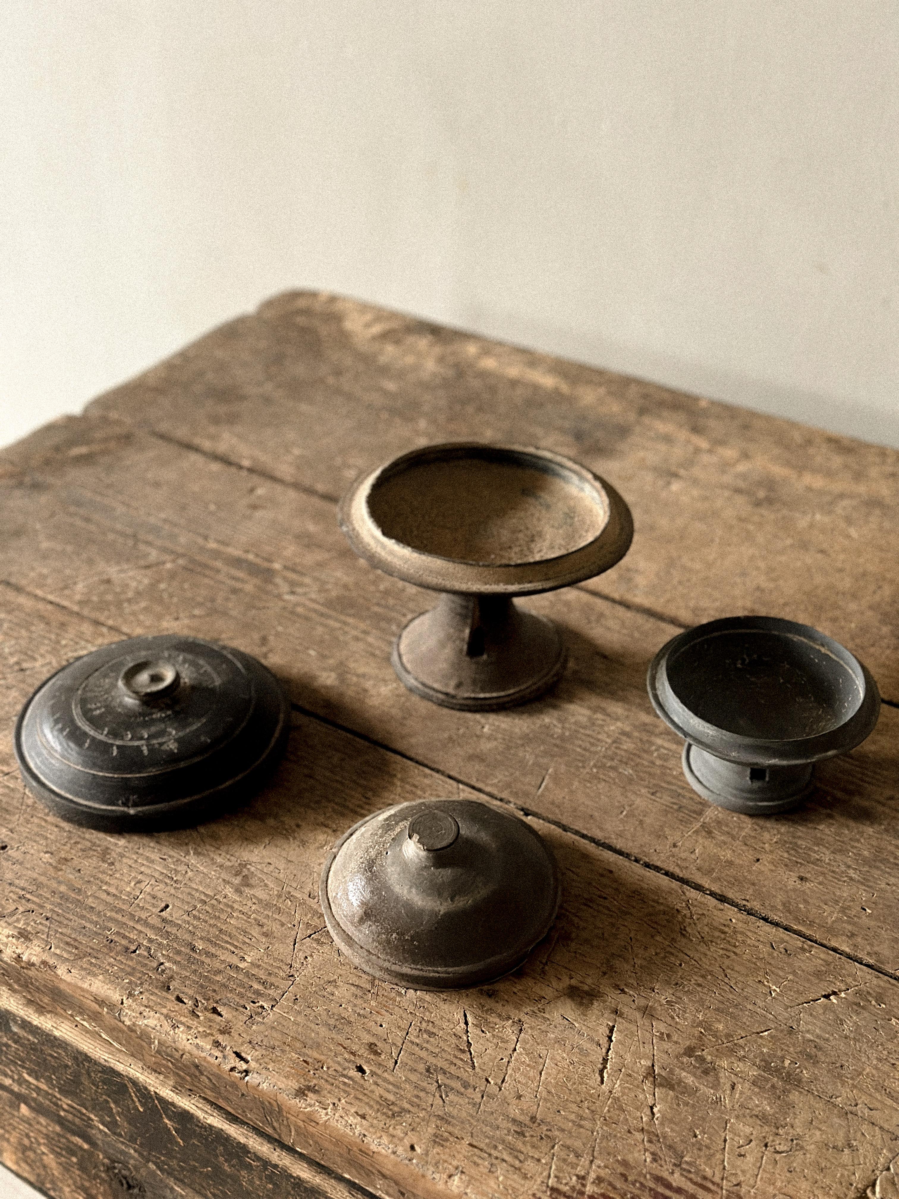 Fait main Ensemble de 2 jarres à piédestal, Corée, période Silla (57 BCE - 935 CE) en vente