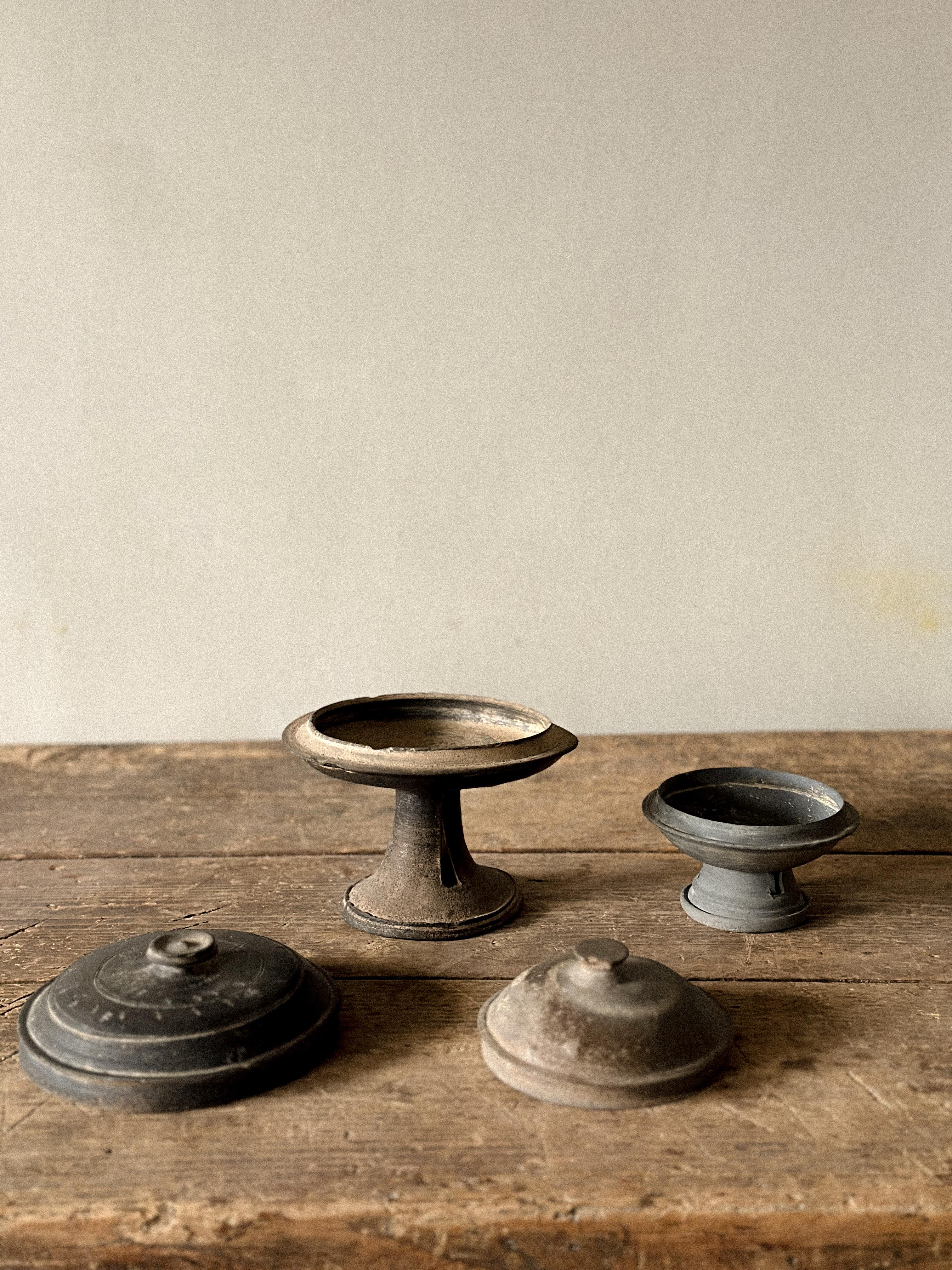 Ensemble de 2 jarres à piédestal, Corée, période Silla (57 BCE - 935 CE) Bon état - En vente à Hønefoss, 30