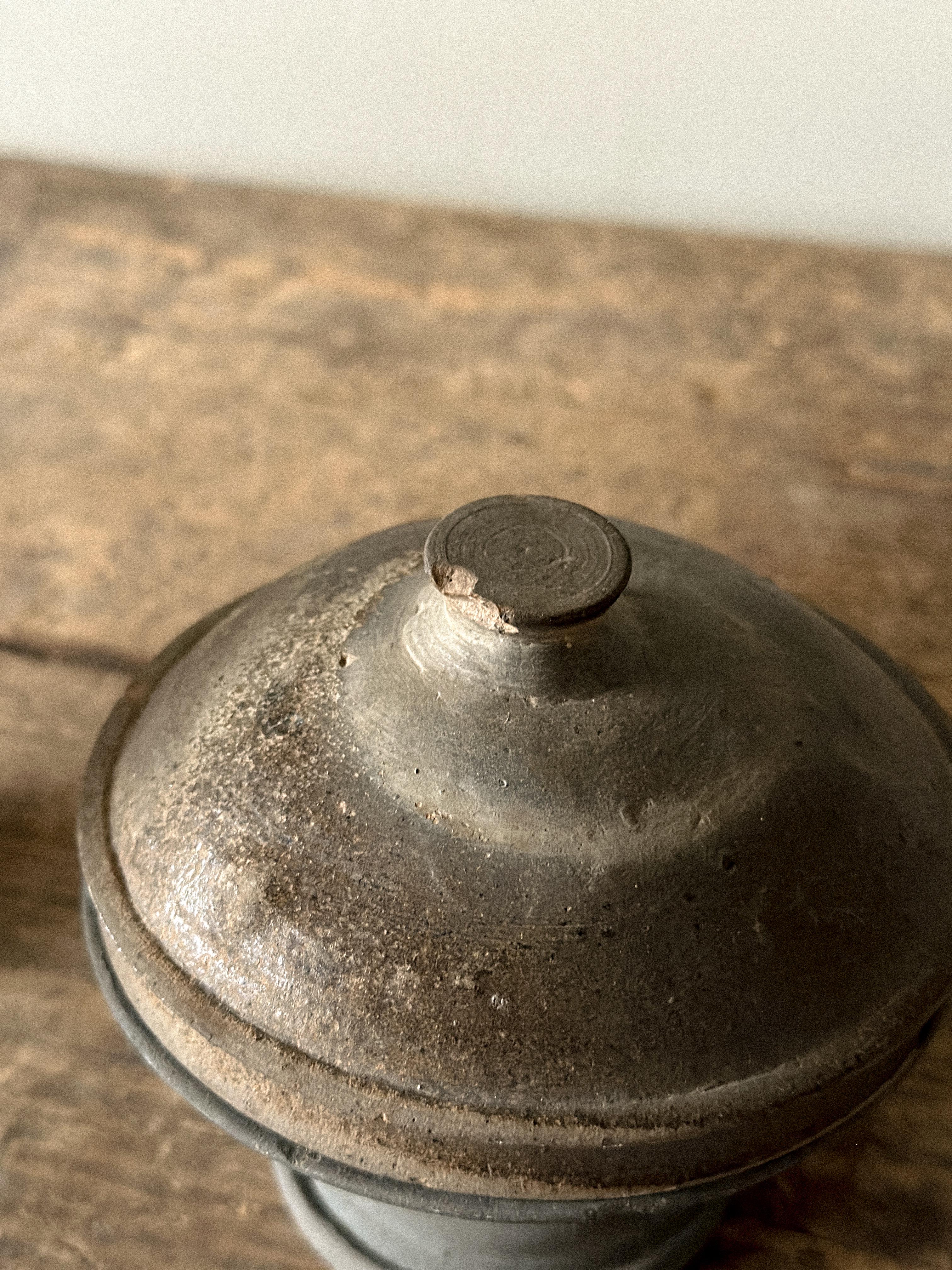 XVIIIe siècle et antérieur Ensemble de 2 jarres à piédestal, Corée, période Silla (57 BCE - 935 CE) en vente