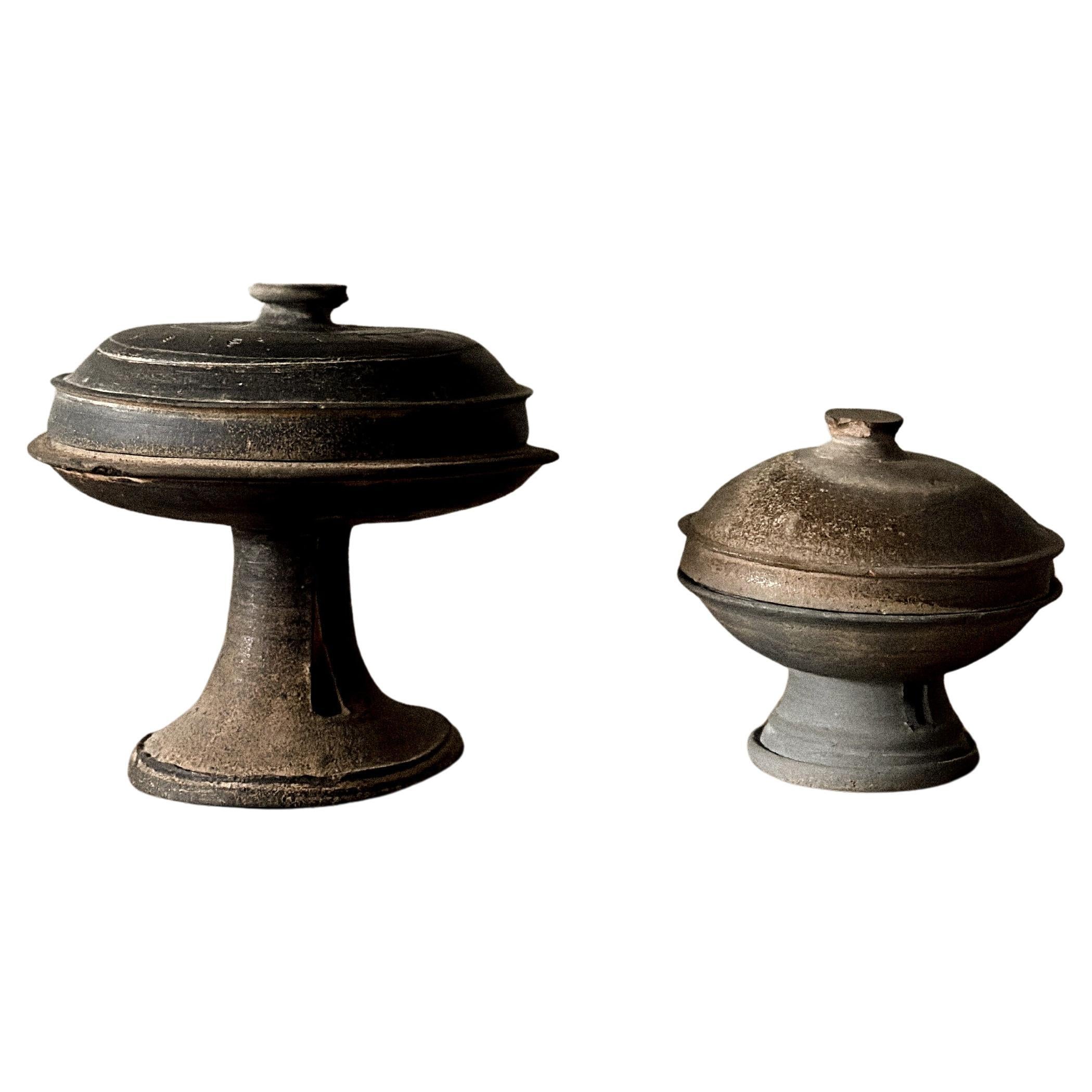 Ensemble de 2 jarres à piédestal, Corée, période Silla (57 BCE - 935 CE) en vente