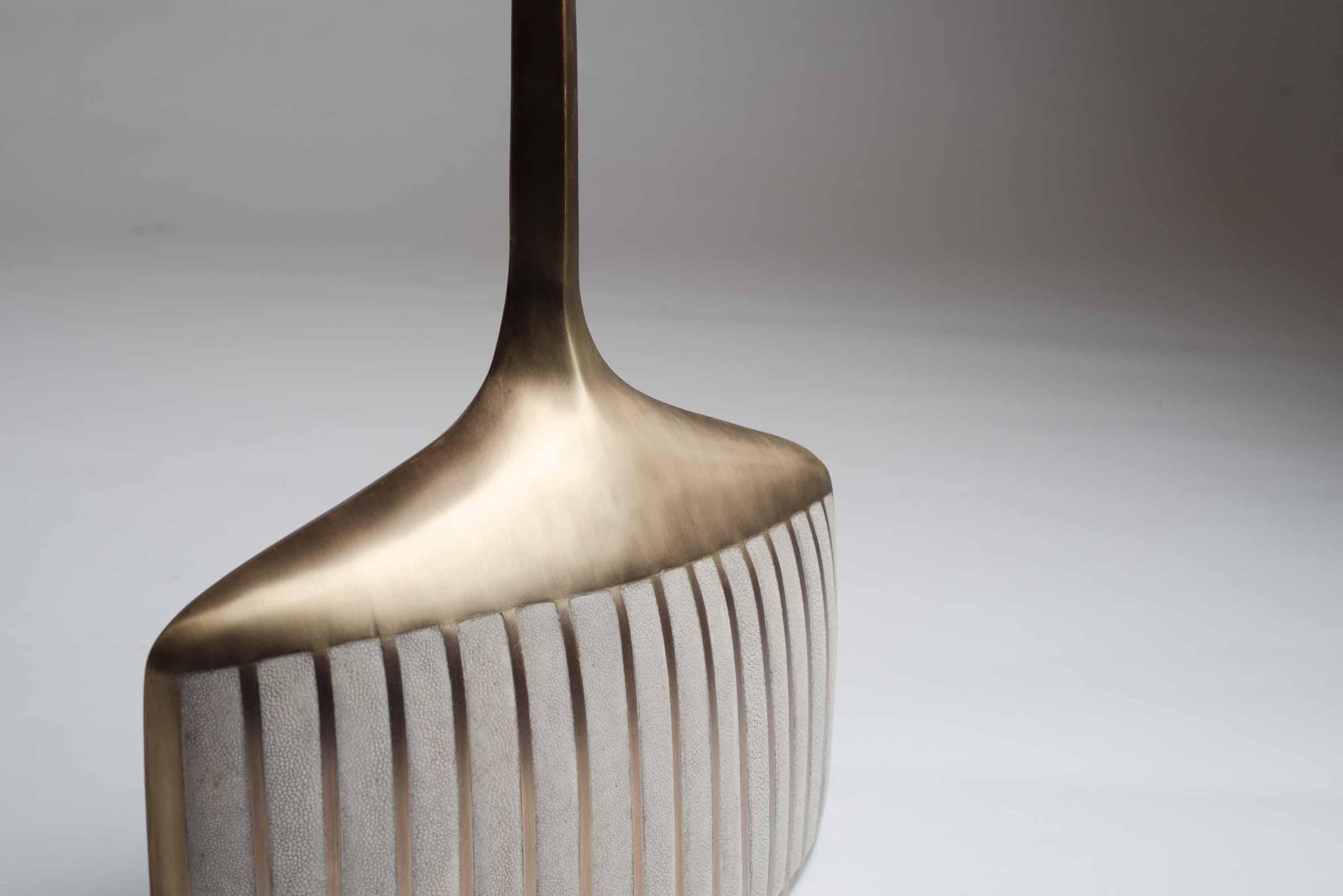 Ensemble de 2 tables à piédestal en galuchat, coquillage, lémure et laiton de R&Y Augousti en vente 6