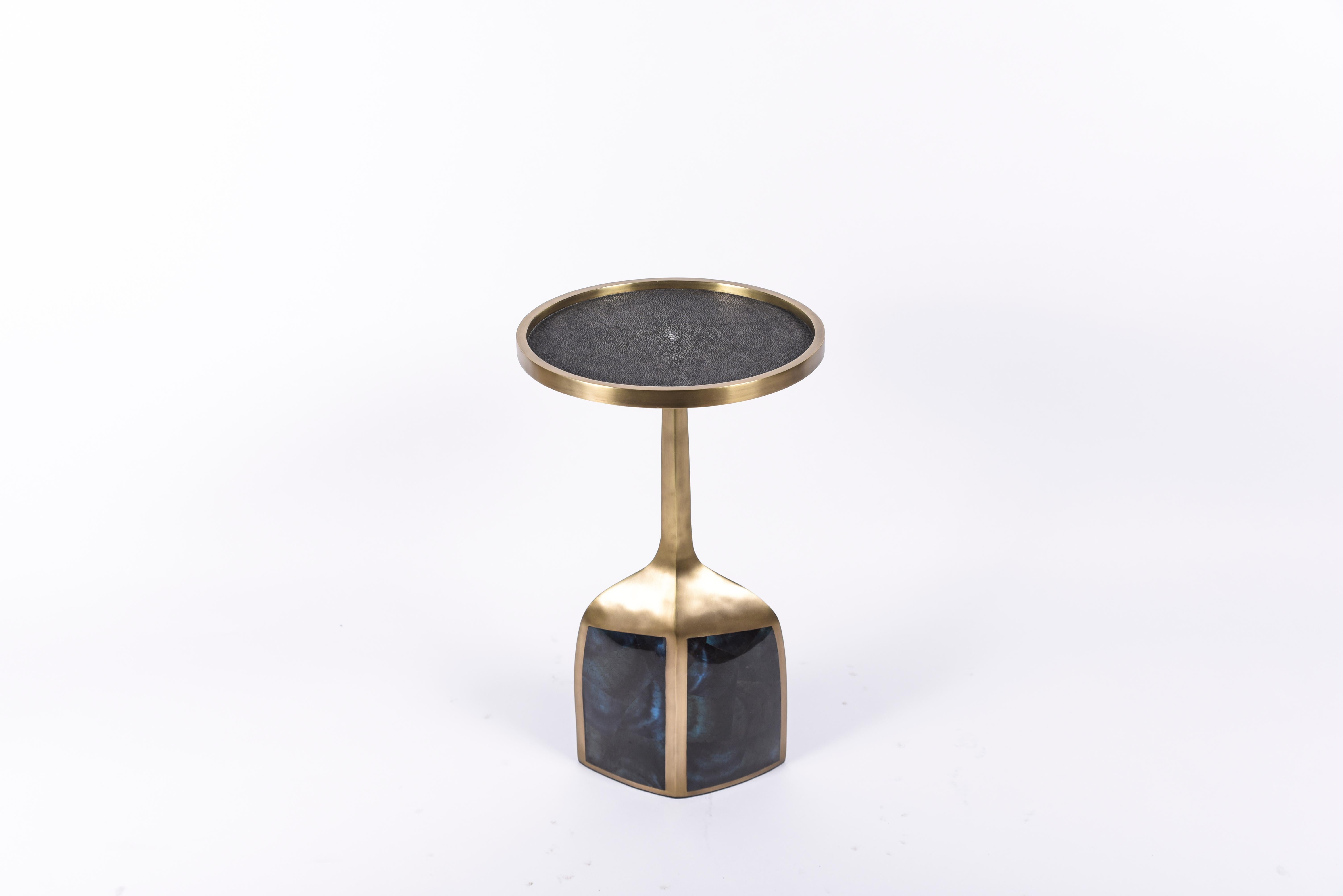 Set of 2 Pedestal Tables in Shagreen, Shell, Lemurian and Brass by R&Y Augousti For Sale 12