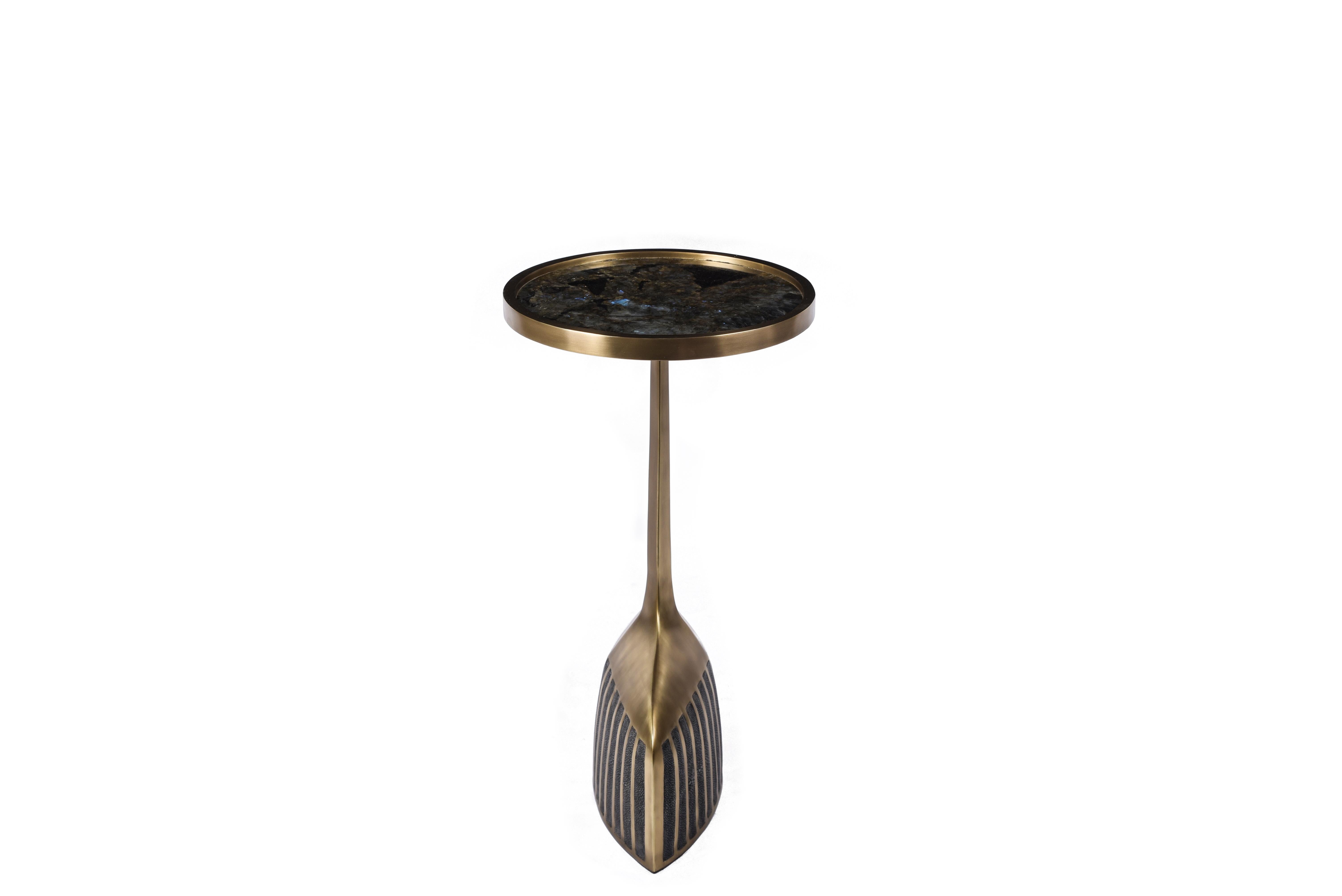 Ensemble de 2 tables à piédestal en galuchat, coquillage, lémure et laiton de R&Y Augousti Neuf - En vente à New York, NY