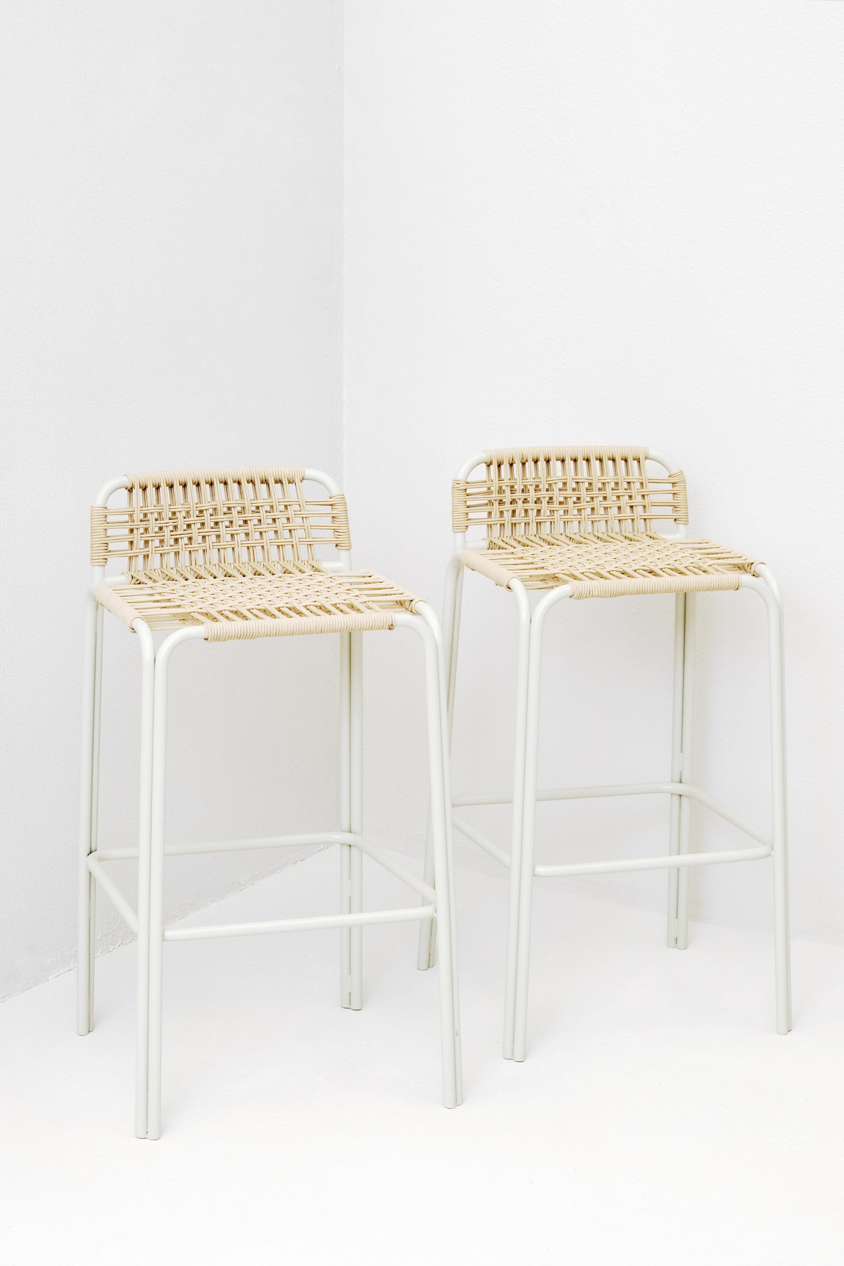 Ensemble de 2 chaises de bar Penca de Francisco Torres
Dimensions : D 45 x L 38 x H 91 cm. SH : 76 cm.
MATERIAL : Acier et corde.

Convient pour l'extérieur. Option disponible en revêtement poudre noir mat et tissé en corde polypropylène tressée