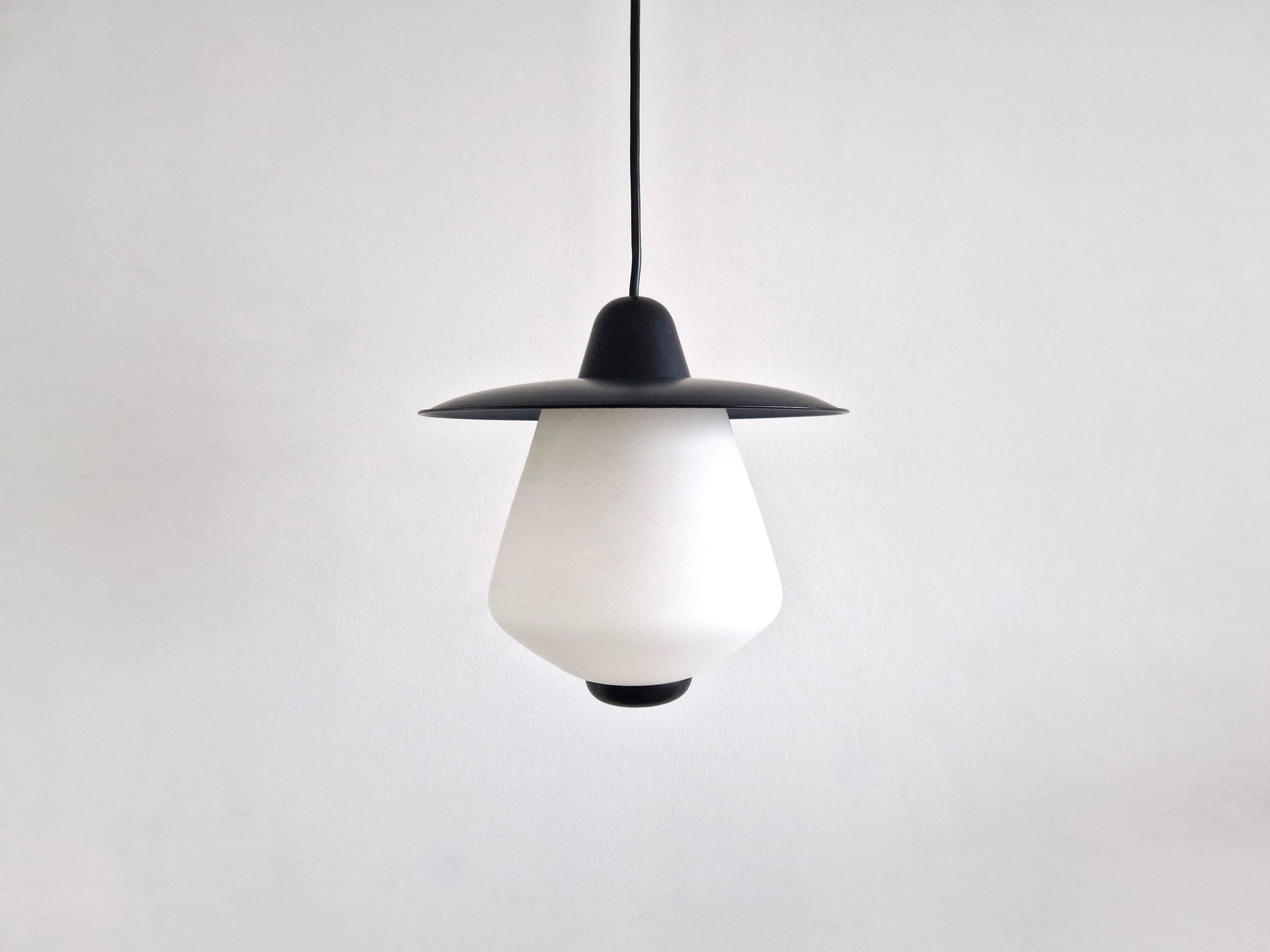 Mid-Century moderno Set di 2 lampade a sospensione in bianco e nero, anni '50 in vendita