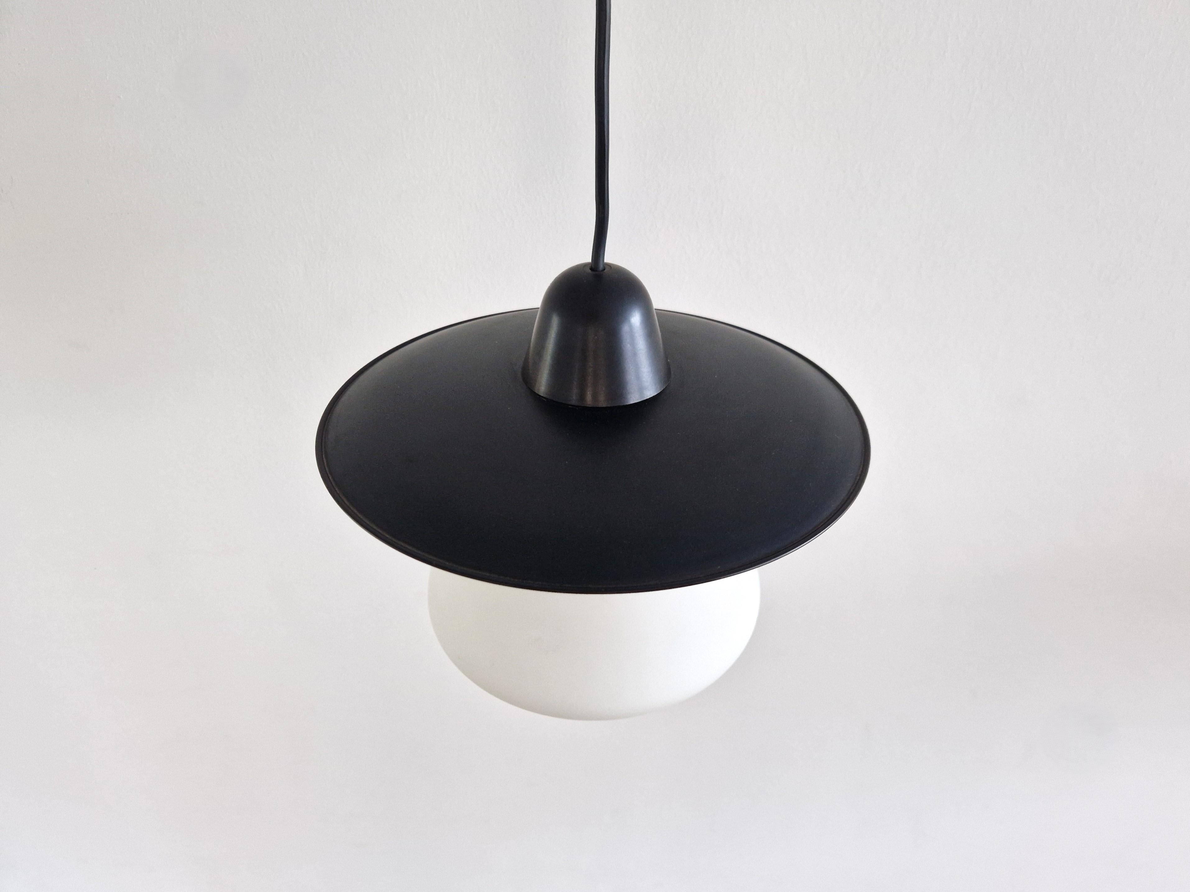Laccato Set di 2 lampade a sospensione in bianco e nero, anni '50 in vendita