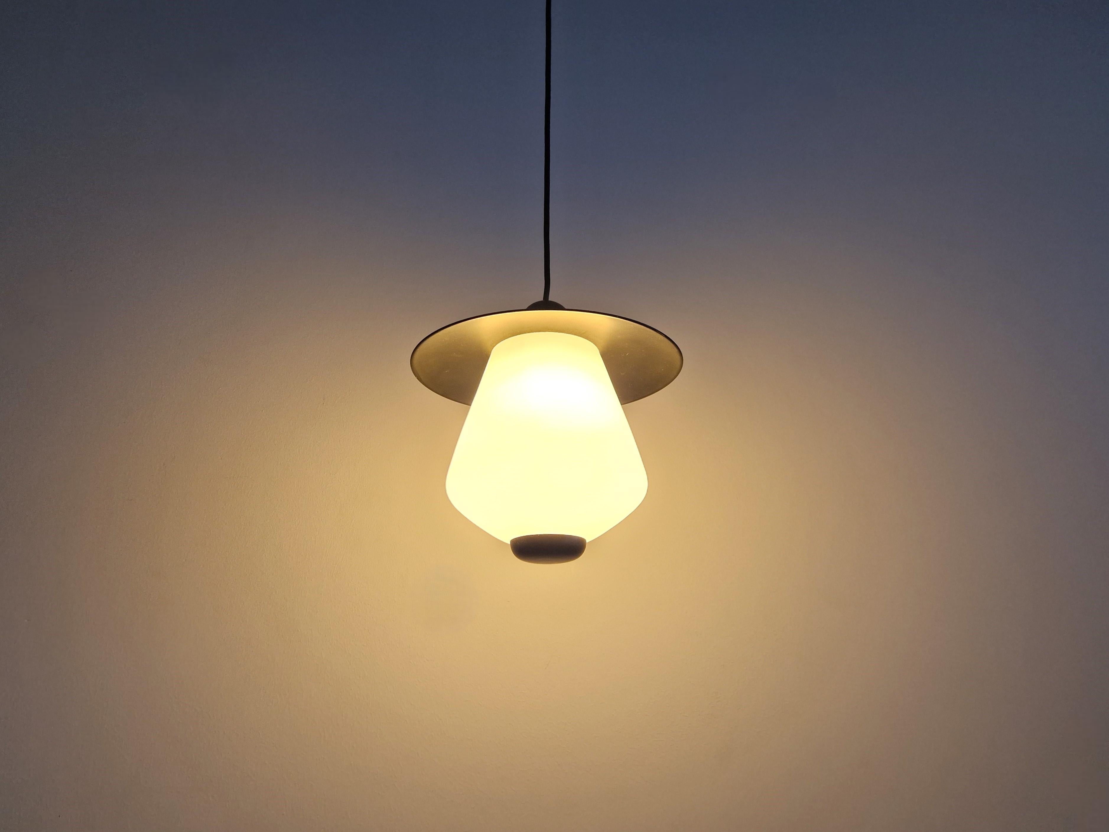 Metallo Set di 2 lampade a sospensione in bianco e nero, anni '50 in vendita