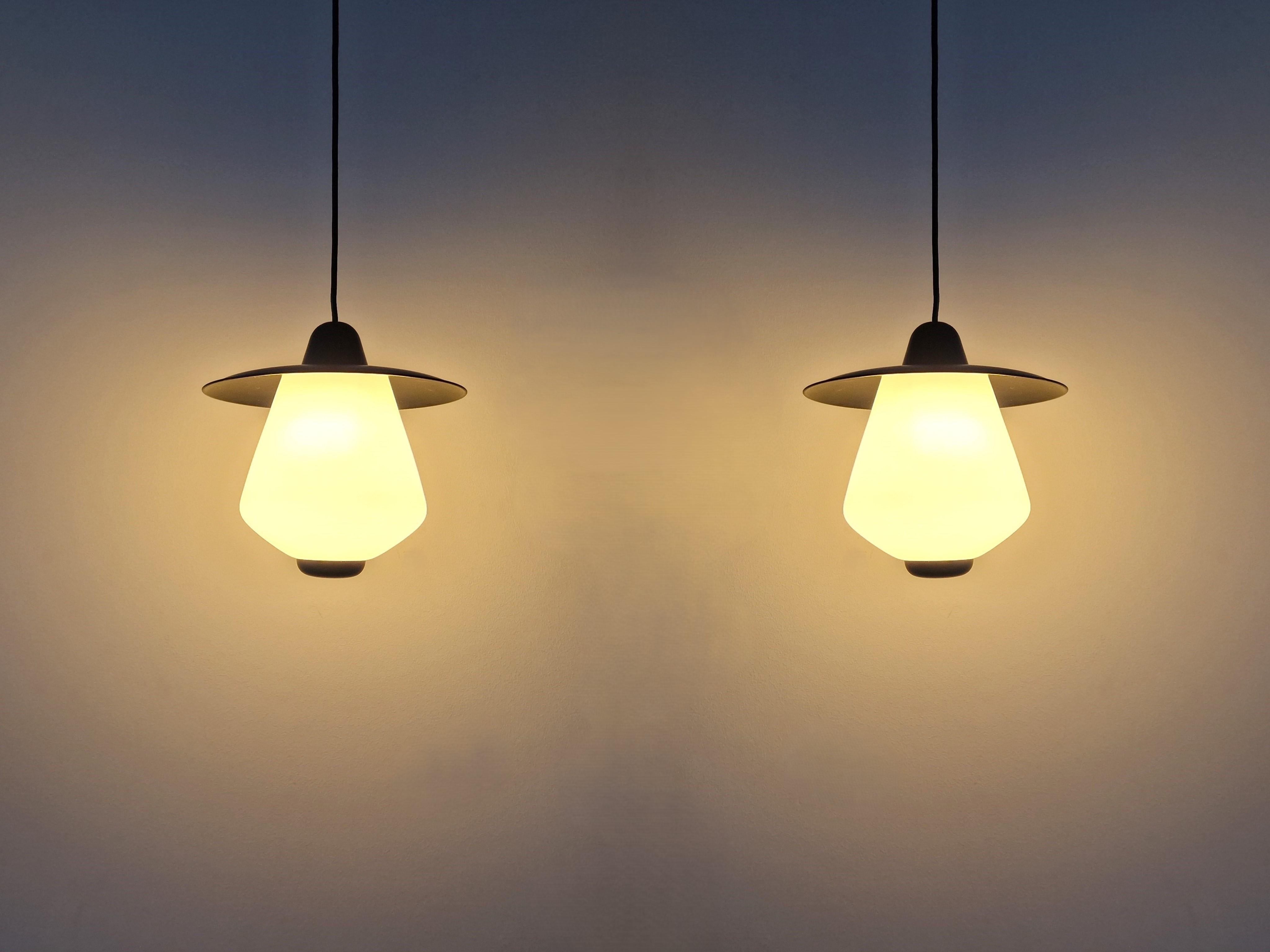 Set di 2 lampade a sospensione in bianco e nero, anni '50 in vendita 1