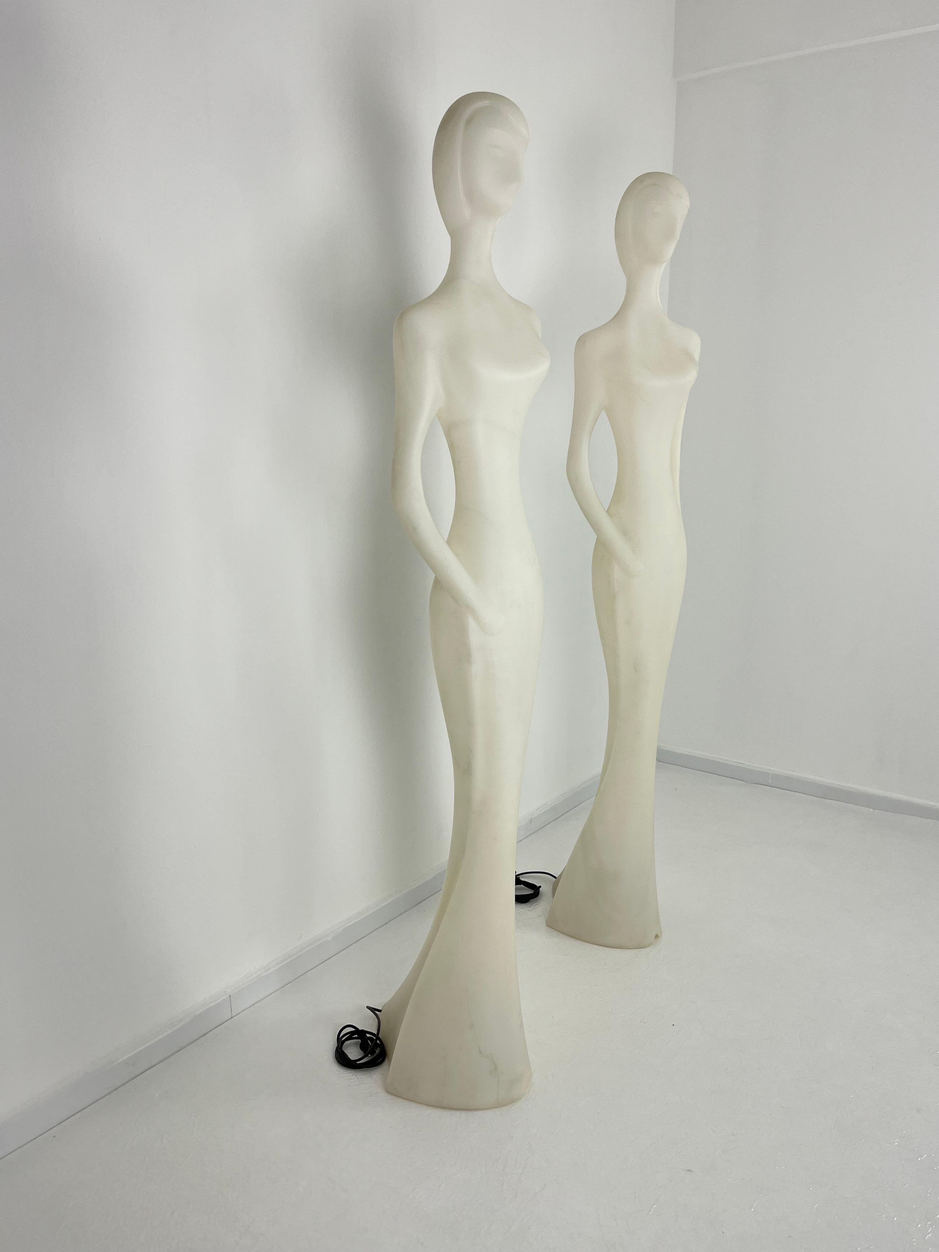 Satz von 2 Stehlampen „Penelope“, hergestellt in Italien, 210 cm hoch. (Kunststoff) im Angebot