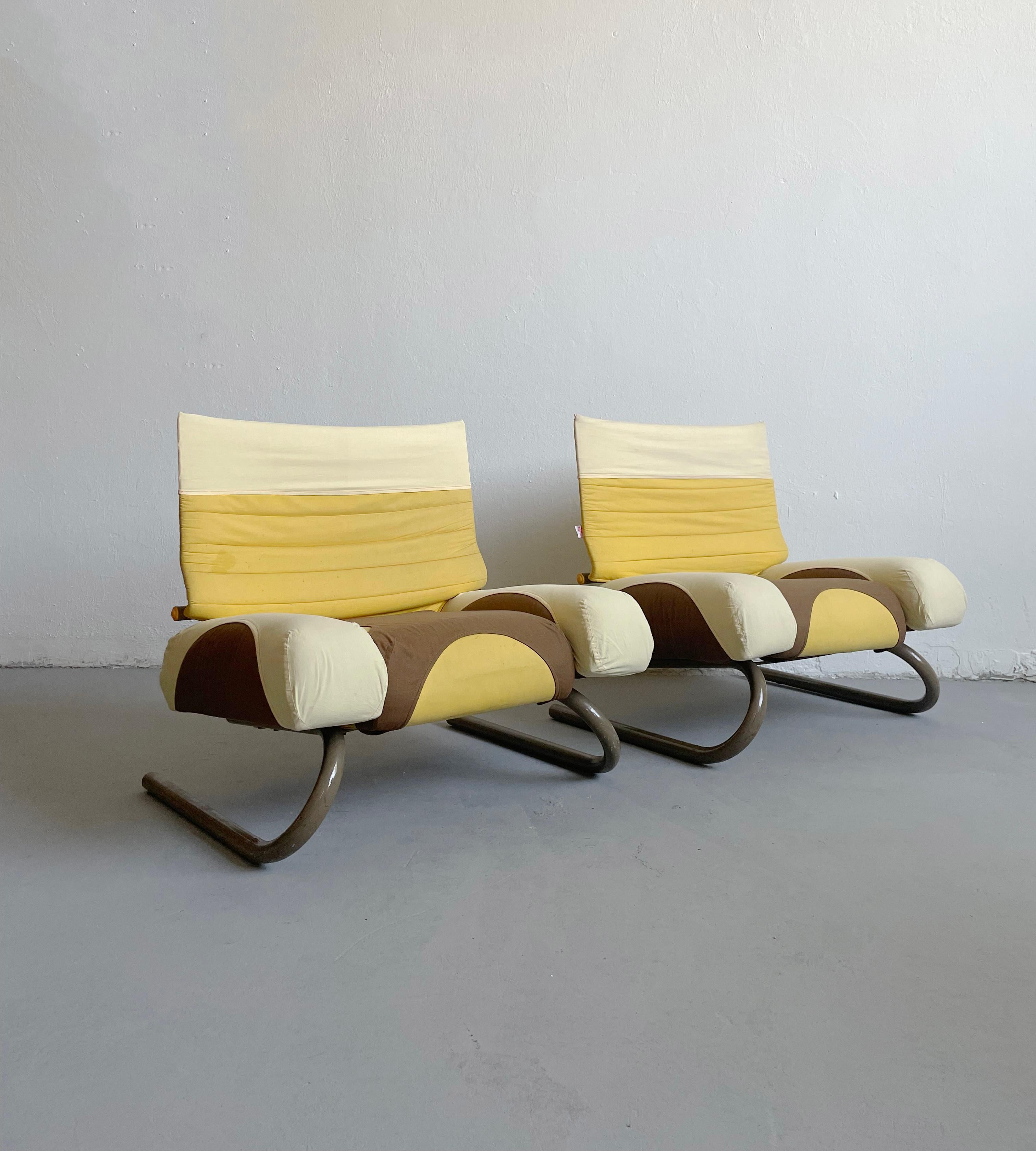 A set of 2 very rare lounge chairs 'Peter Pan' designed by the influential Italian architect and designer Michele de Lucchi in 1982 for Thalia & Co.

The chairs are a nice example of radical postmodern Italian design by Michele de Lucchi who was a
