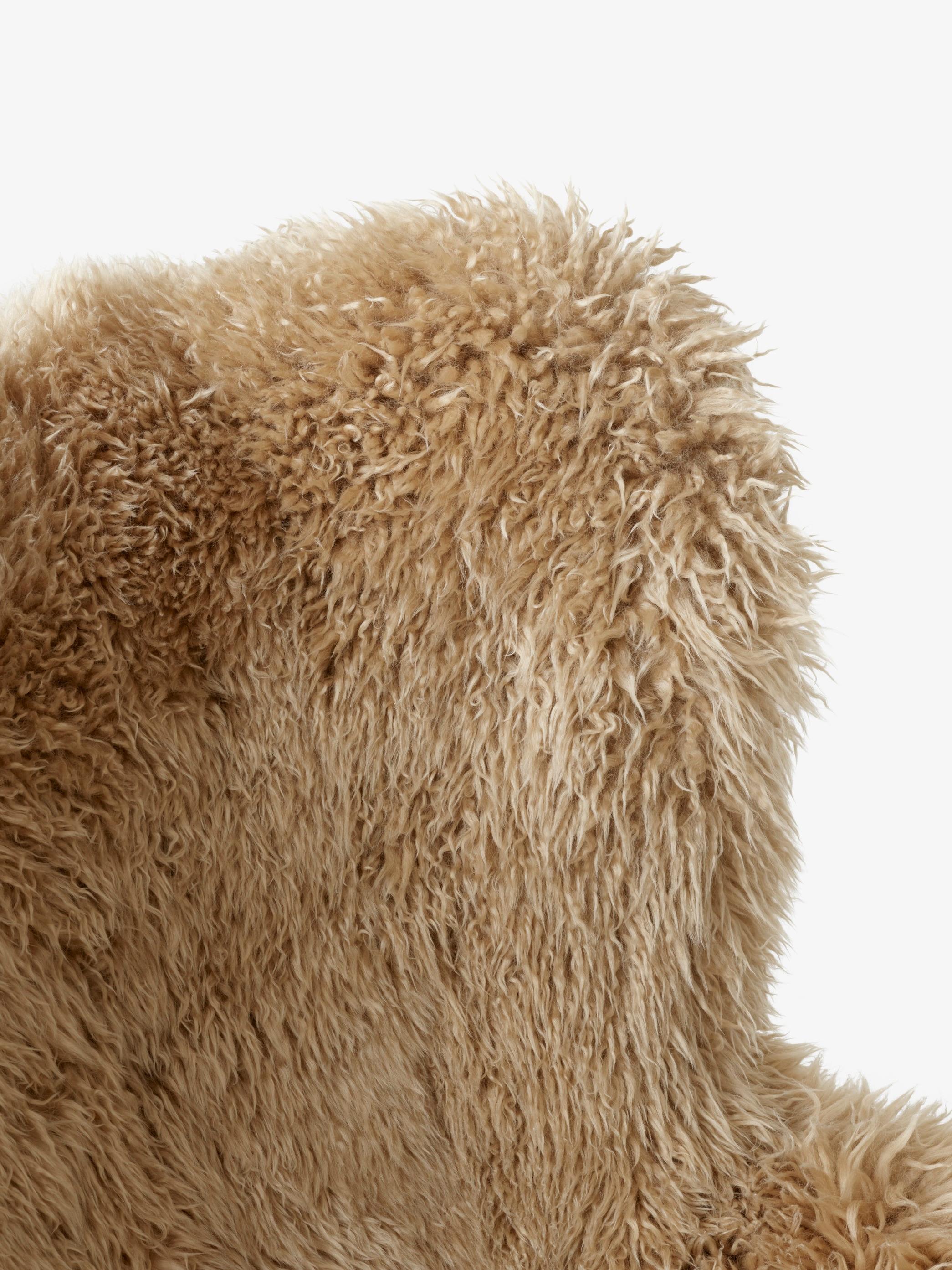 Satz von 2 Petra Lounge Stühlen & 2Poufs -Schafsleder Honig 50mm/Walnussbaum-Viggo Boesen (Geölt) im Angebot