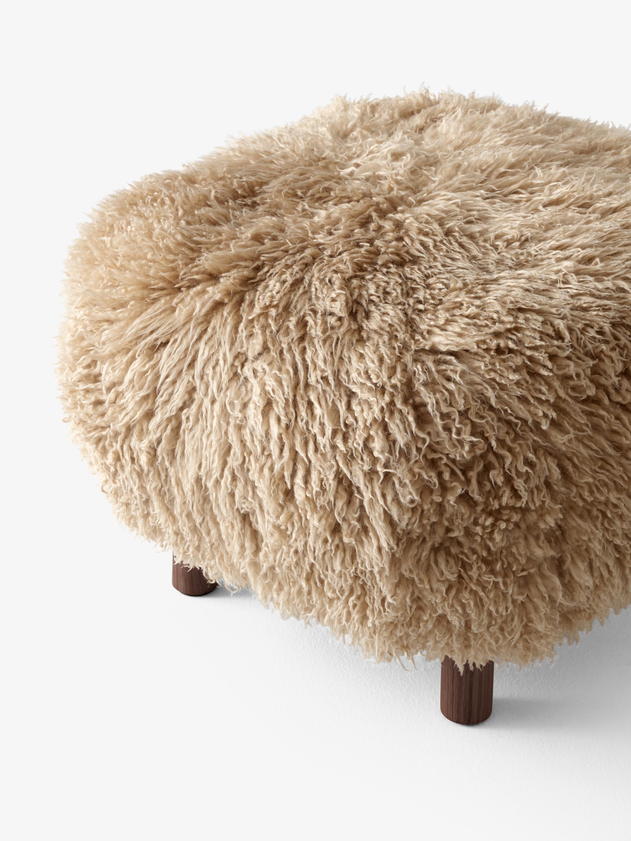 Satz von 2 Petra Lounge Stühlen & 2Poufs -Schafsleder Honig 50mm/Walnussbaum-Viggo Boesen (Schaffell und Schafleder) im Angebot