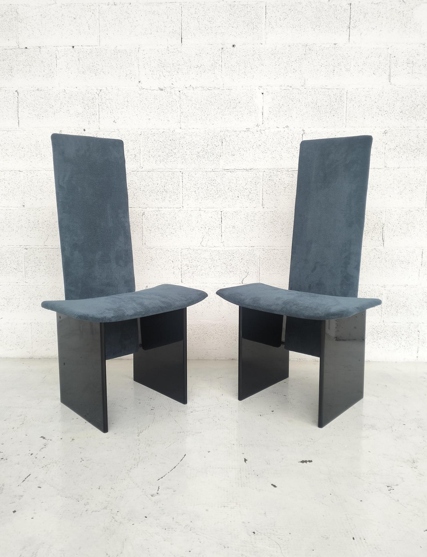 Struttura in legno laccato e rivestimento in velluto blu petrolio.
Condizioni molto buone, con piccoli e inevitabili segni dell'età e dell'uso sulle parti laccate.

Kazuhide Takahama - Nobeoka 1930 - Bologna 2010 - è stato un architetto e designer