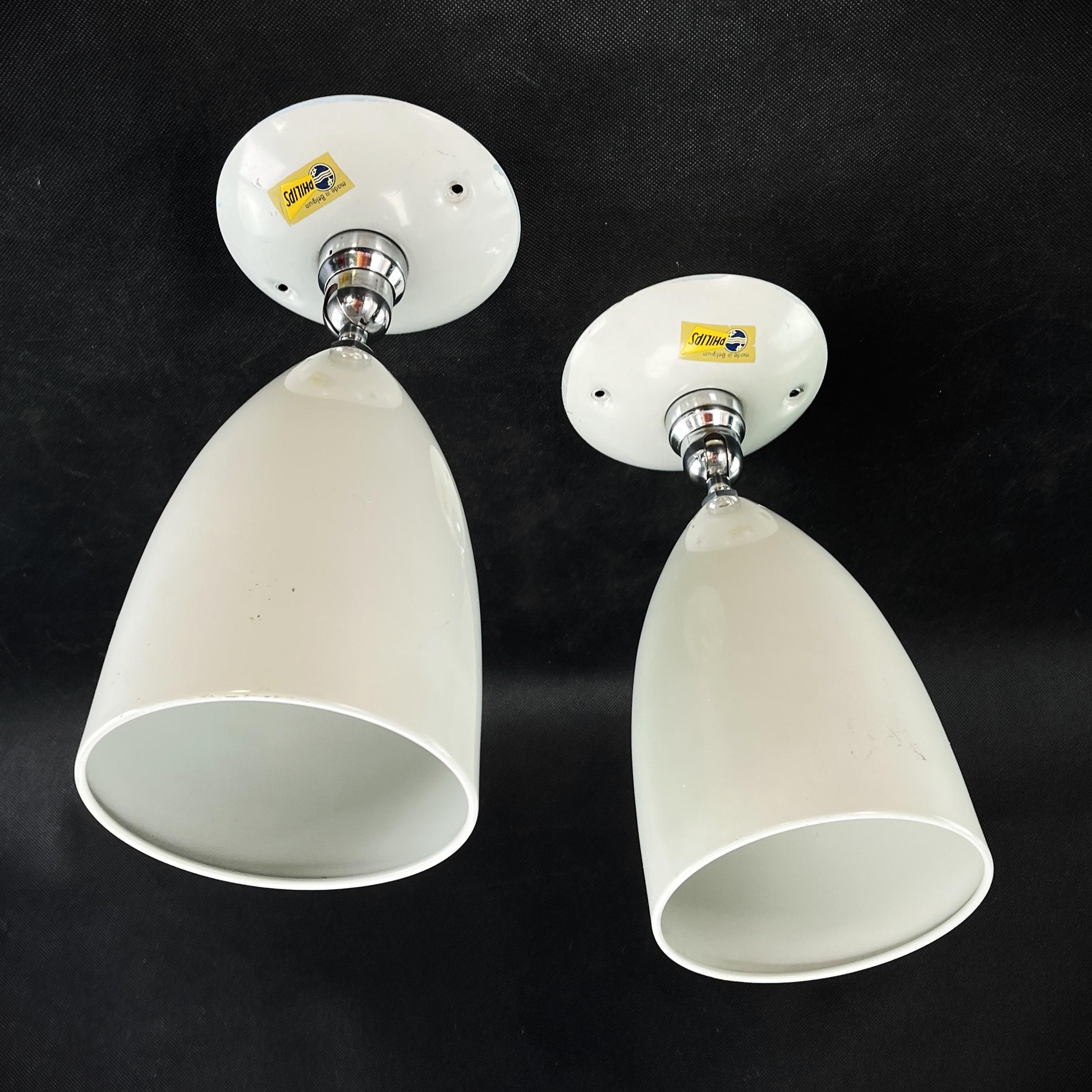 2 vintage ceiling or wall spotlights

These lamps are a real piece of vintage design history and testify to the creative minds of the Philips company.

The dynamic shape of the lamp is exemplary of the 