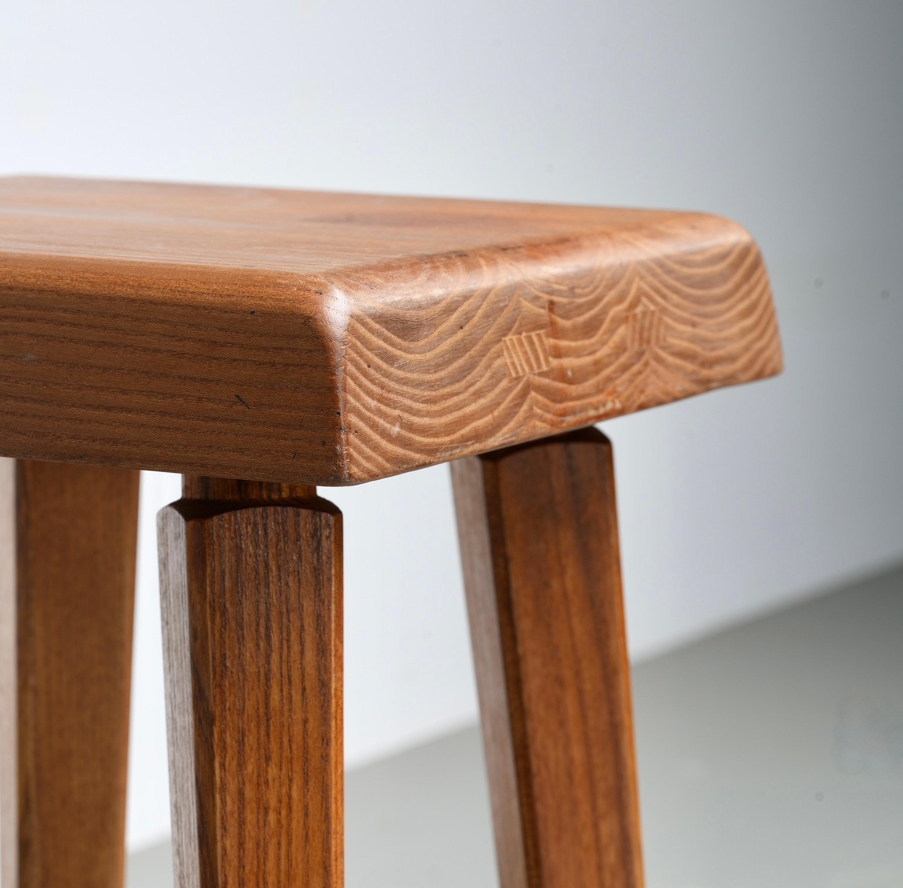 Ces tabourets sont des exemples classiques du tabouret Pierre Chapo S01, conçu dans les années 1970 en France. Fabriquées en bois d'orme massif, elles présentent une patine chaude qui s'est magnifiquement développée au fil du temps, mettant en