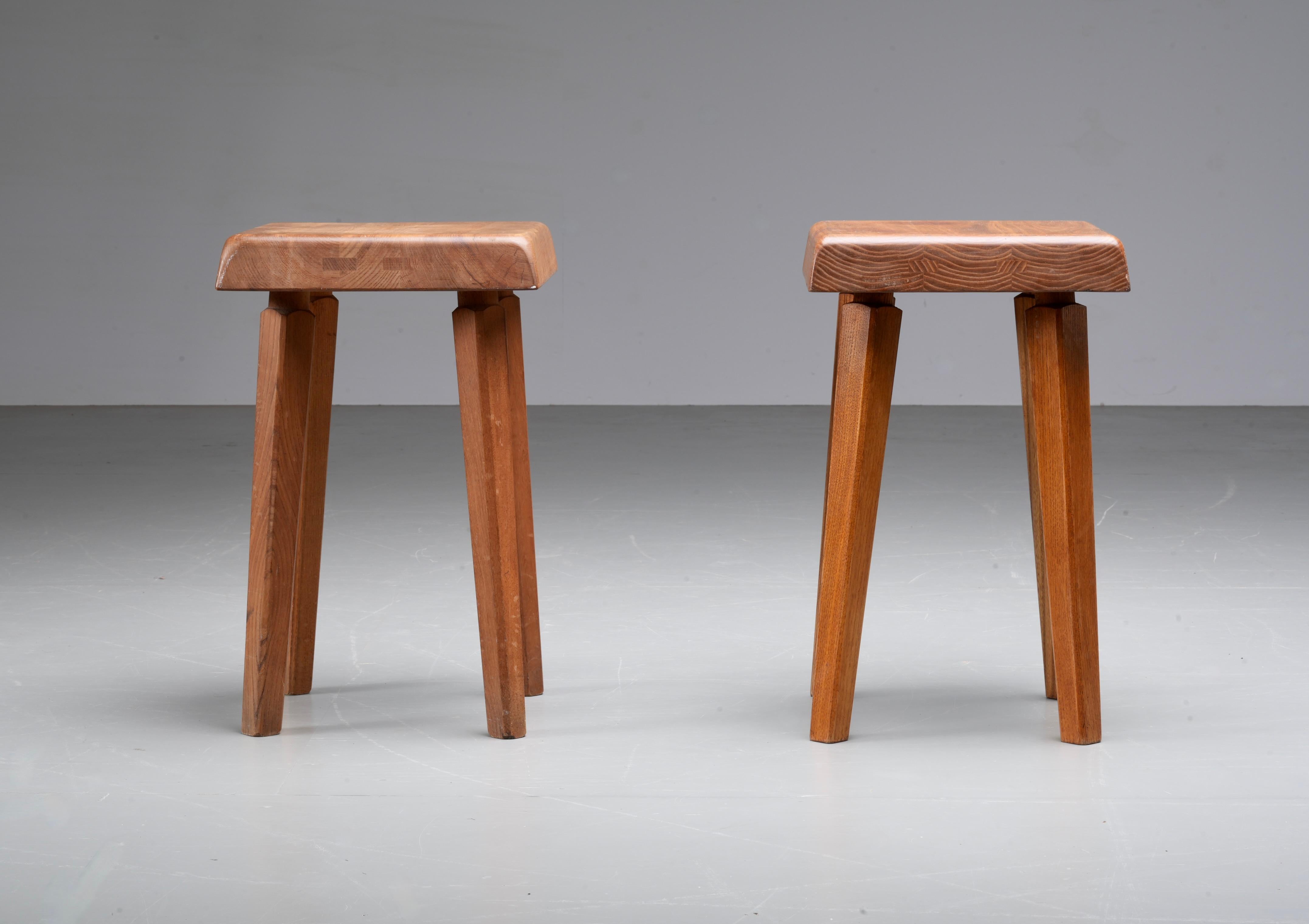Mid-Century Modern Ensemble de 2 tabourets Pierre Chapo S01 version ancienne patinée en orme, France, années 1970 en vente