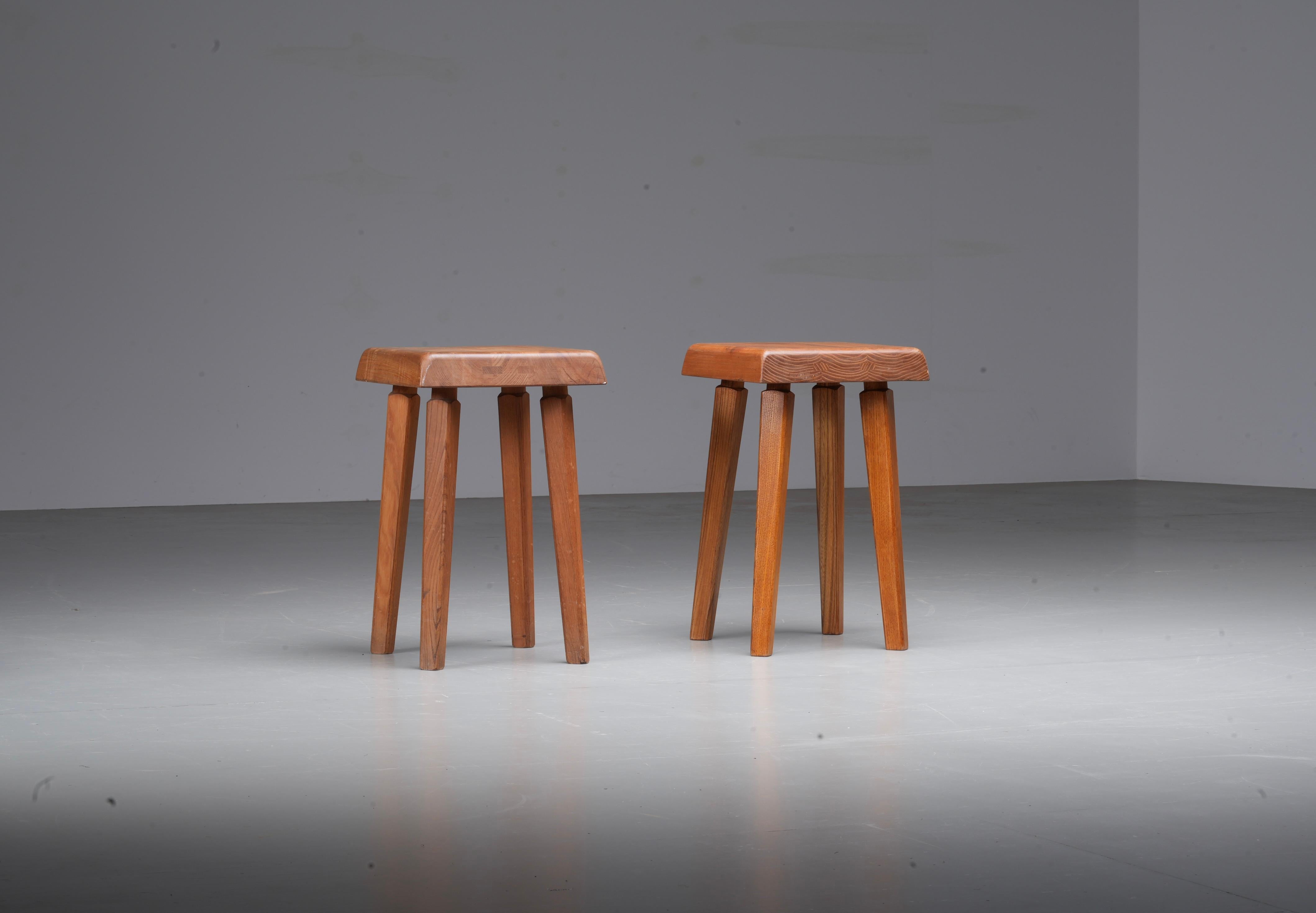 Ensemble de 2 tabourets Pierre Chapo S01 version ancienne patinée en orme, France, années 1970 en vente 3
