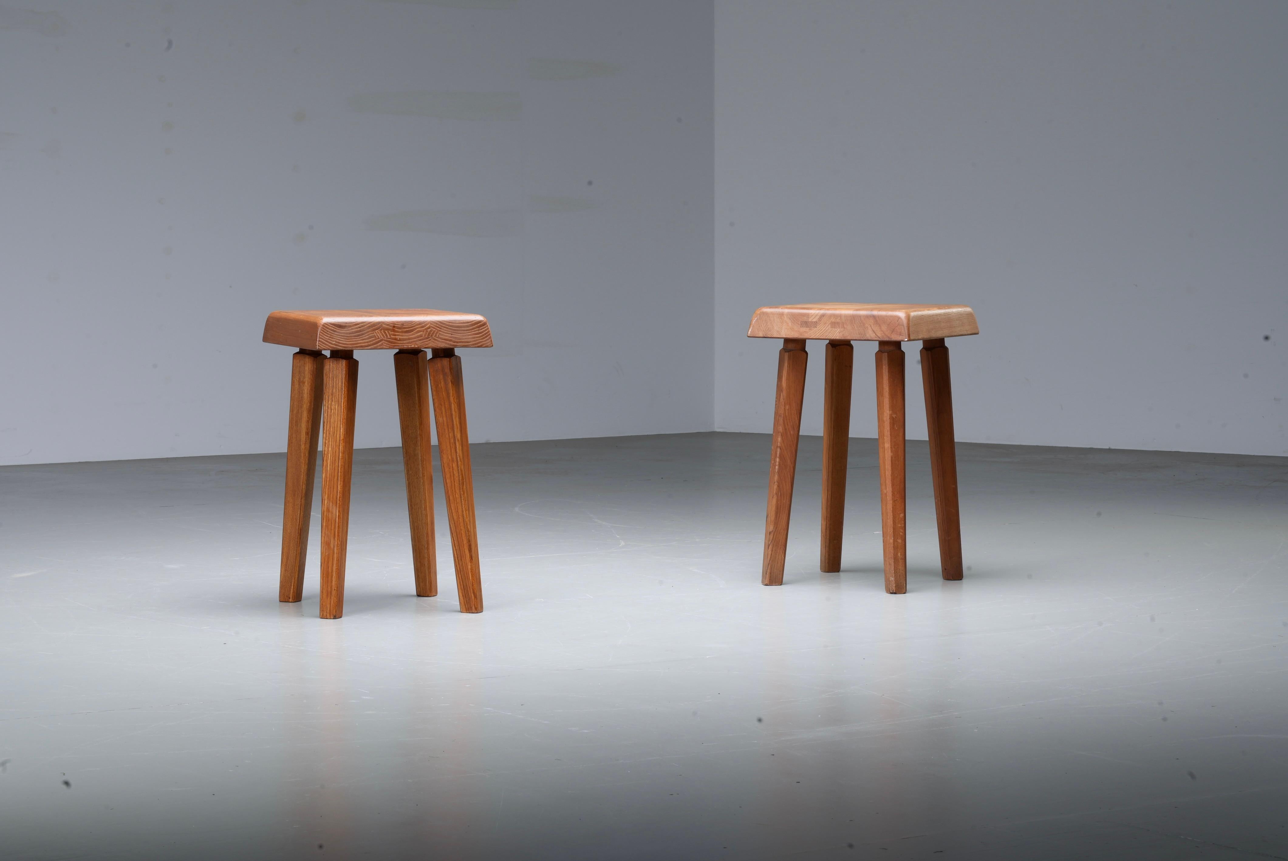 Français Ensemble de 2 tabourets Pierre Chapo S01 version ancienne patinée en orme, France, années 1970 en vente