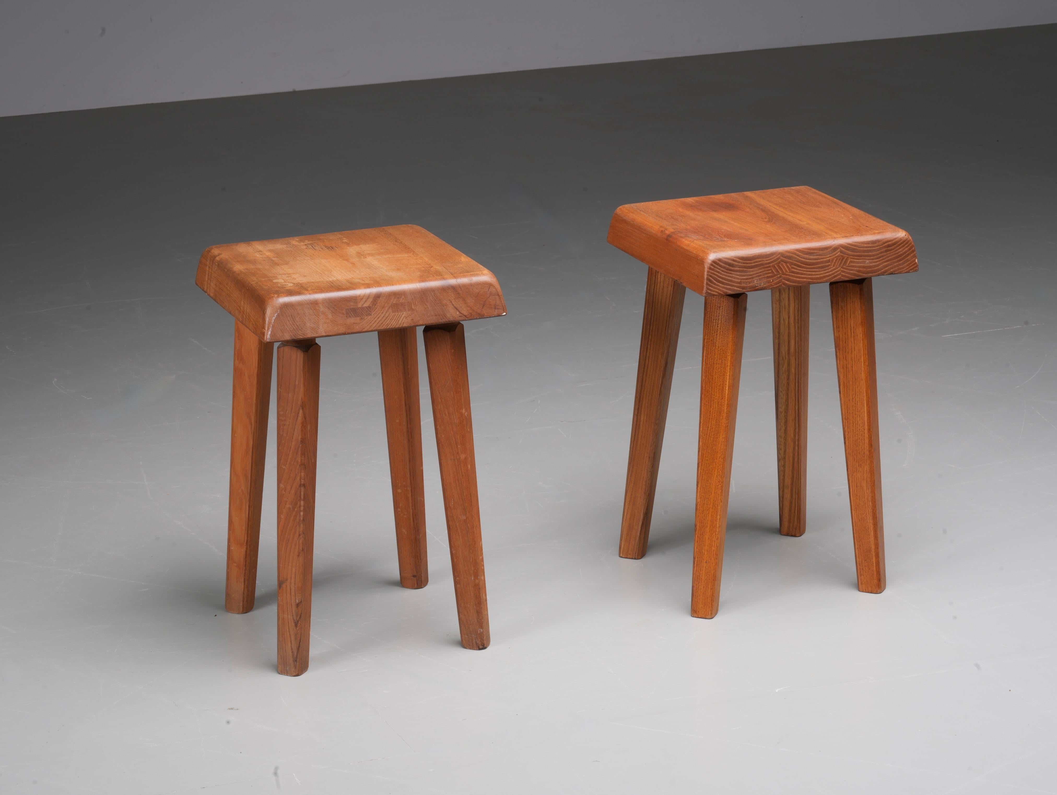 Ensemble de 2 tabourets Pierre Chapo S01 version ancienne patinée en orme, France, années 1970 Bon état - En vente à Uithoorn, NL