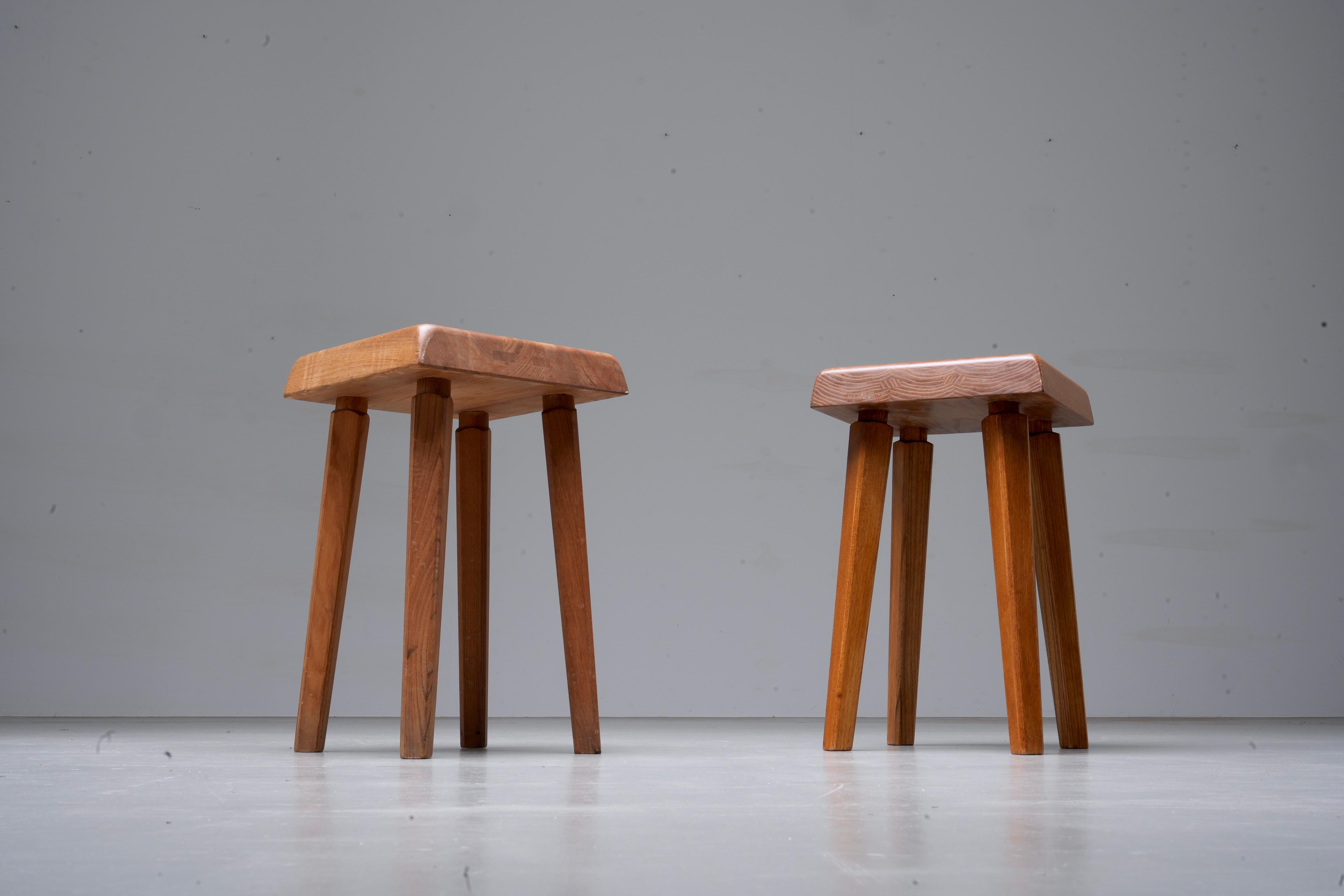 Orme Ensemble de 2 tabourets Pierre Chapo S01 version ancienne patinée en orme, France, années 1970 en vente
