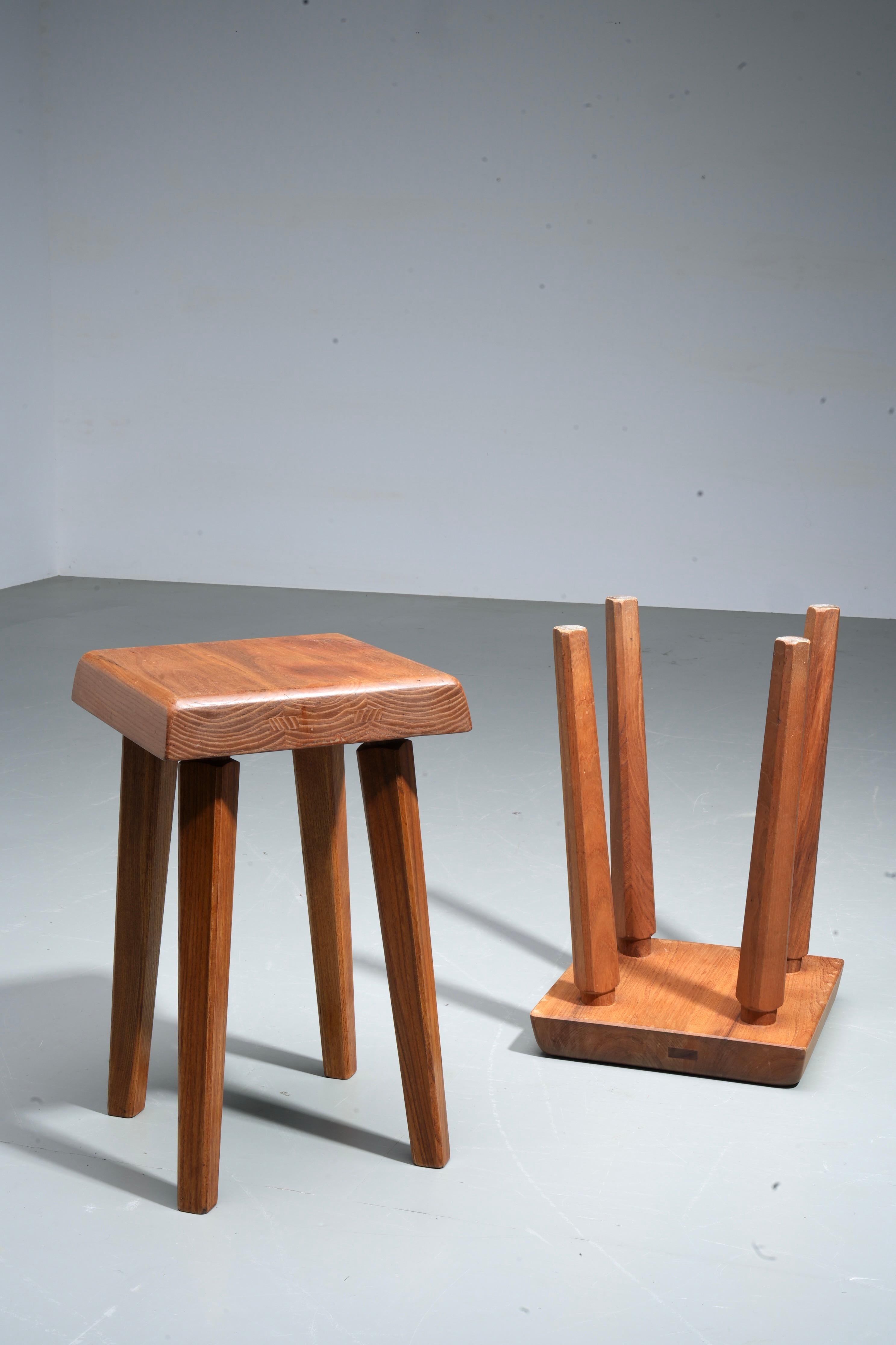 Ensemble de 2 tabourets Pierre Chapo S01 version ancienne patinée en orme, France, années 1970 en vente 2