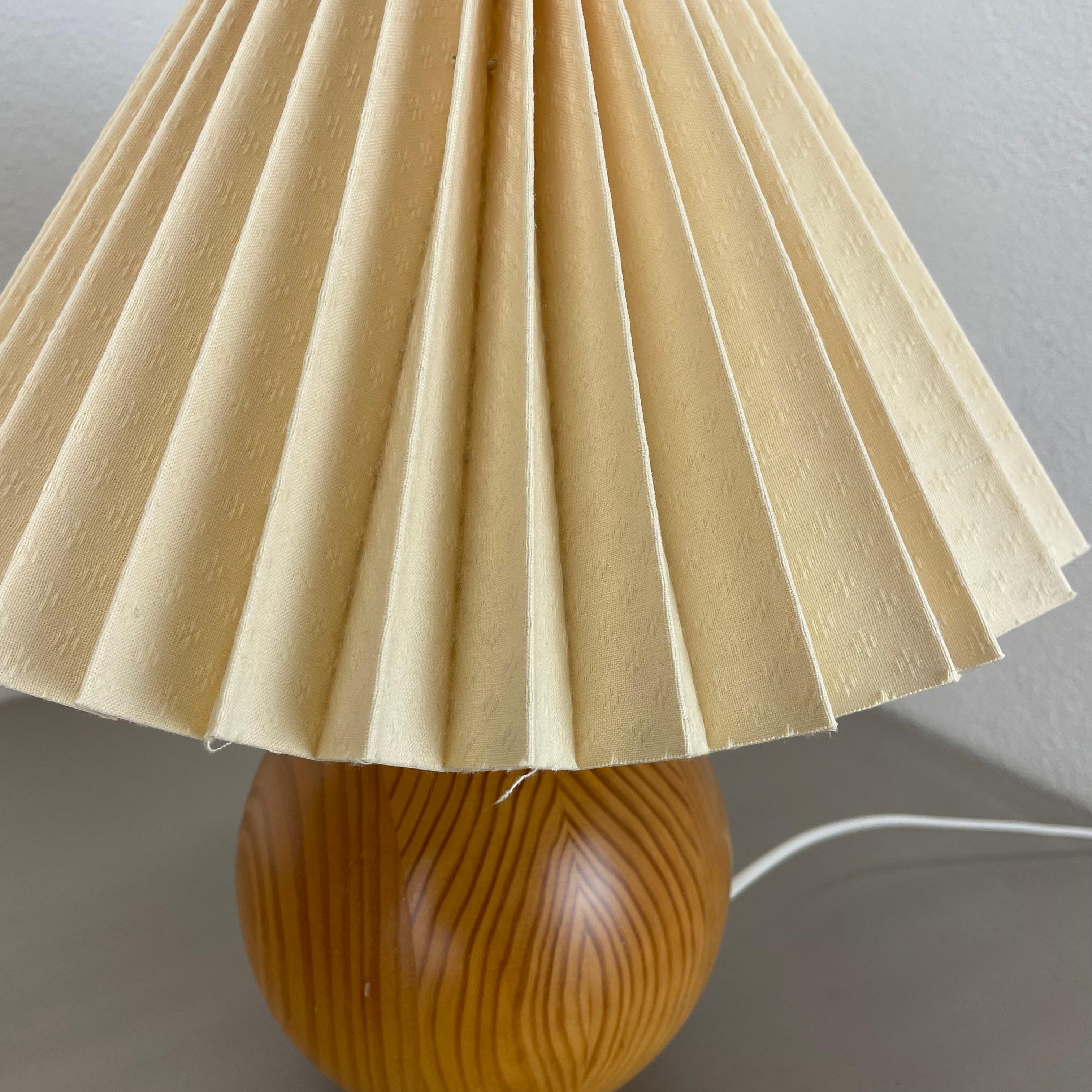 Ensemble de 2 lampes de table de style Pierre CHAPO en bois de pin massif en forme de boule, Suède 1970 en vente 4