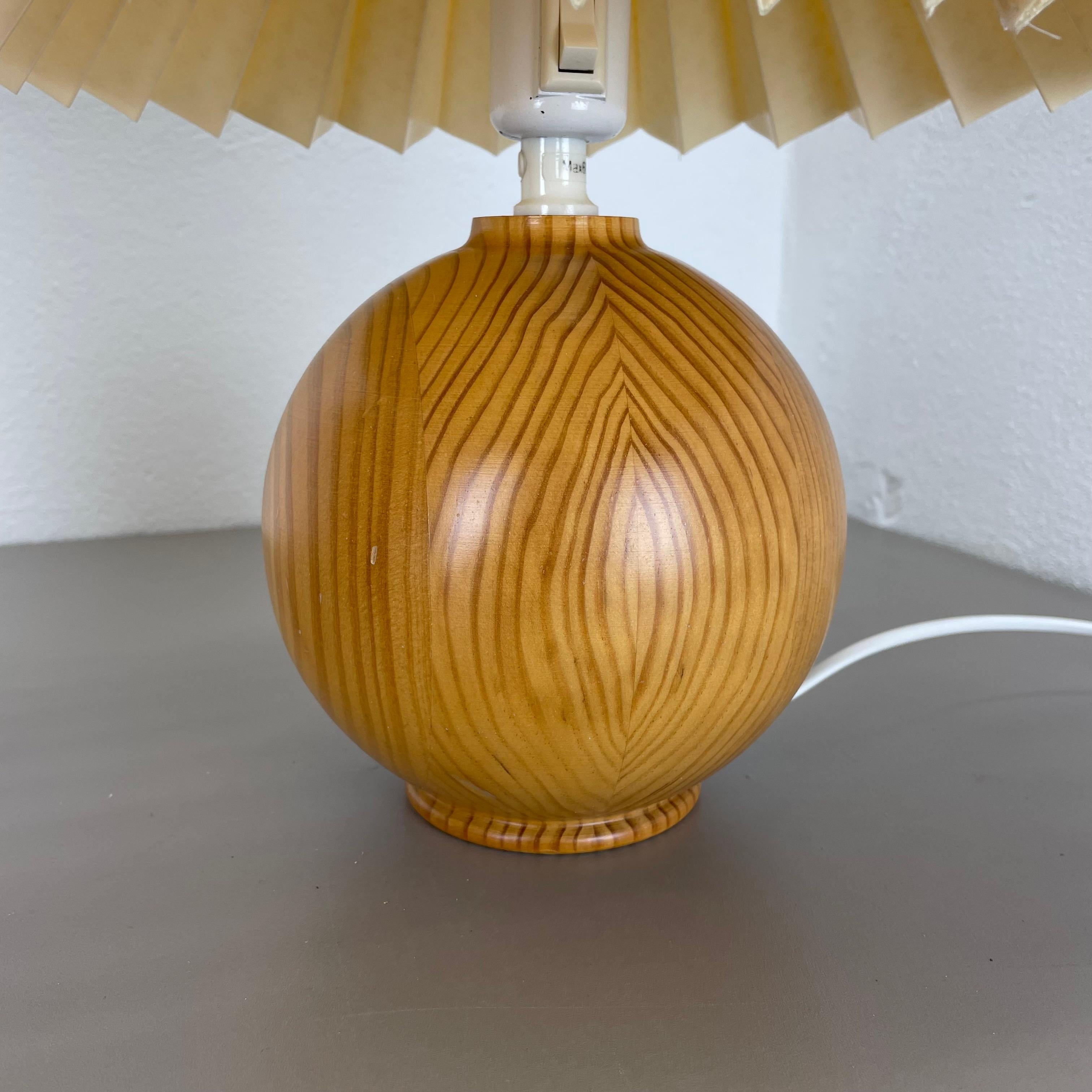 set of 2 Pierre CHAPO Style solid pine wood ball form table lights, Sweden 1970s For Sale 5