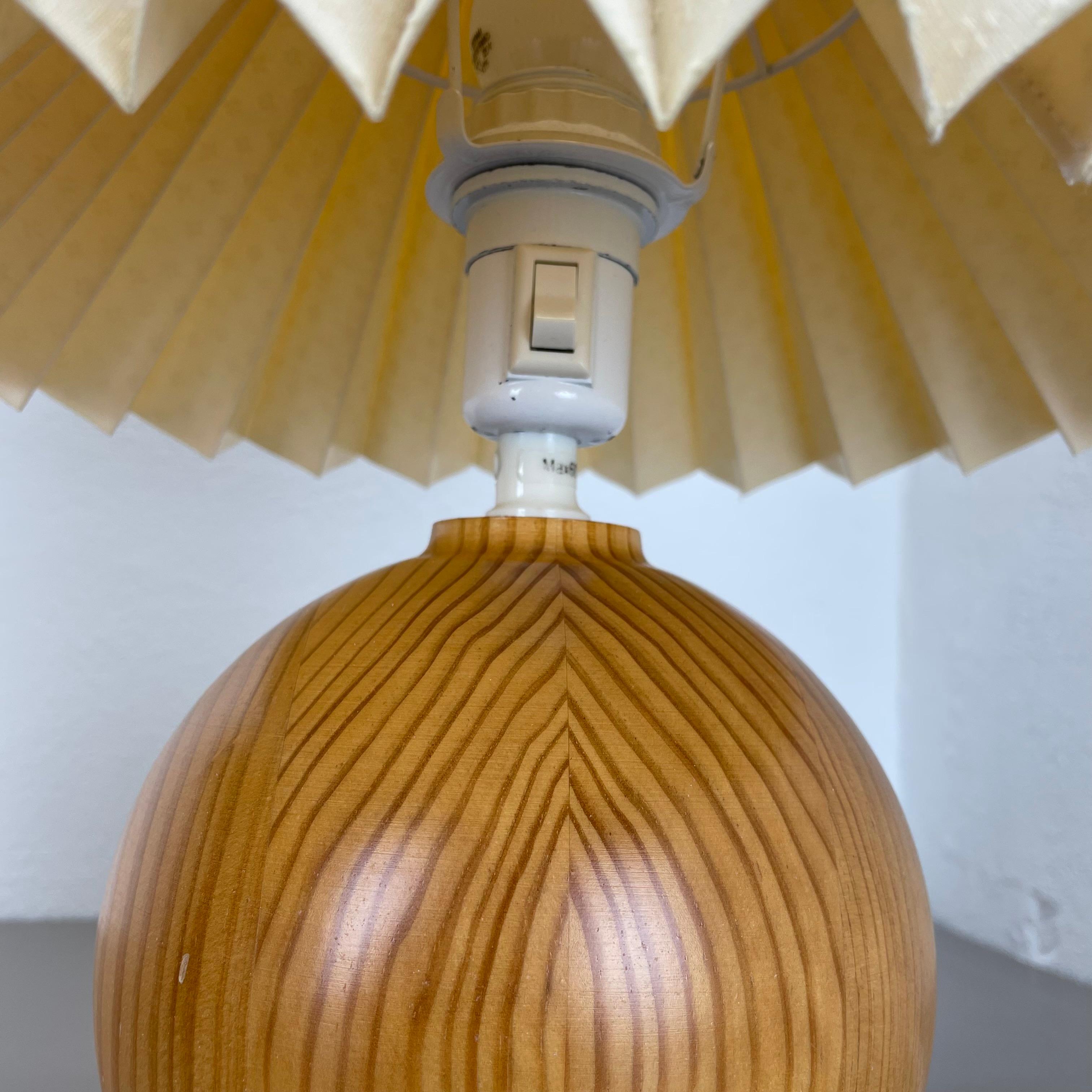 set of 2 Pierre CHAPO Style solid pine wood ball form table lights, Sweden 1970s For Sale 6